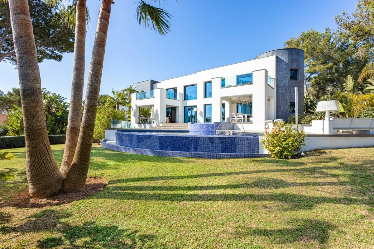 Fantastische Villa im avantgardistischen Design mit Meerblick in Cala Vinyas