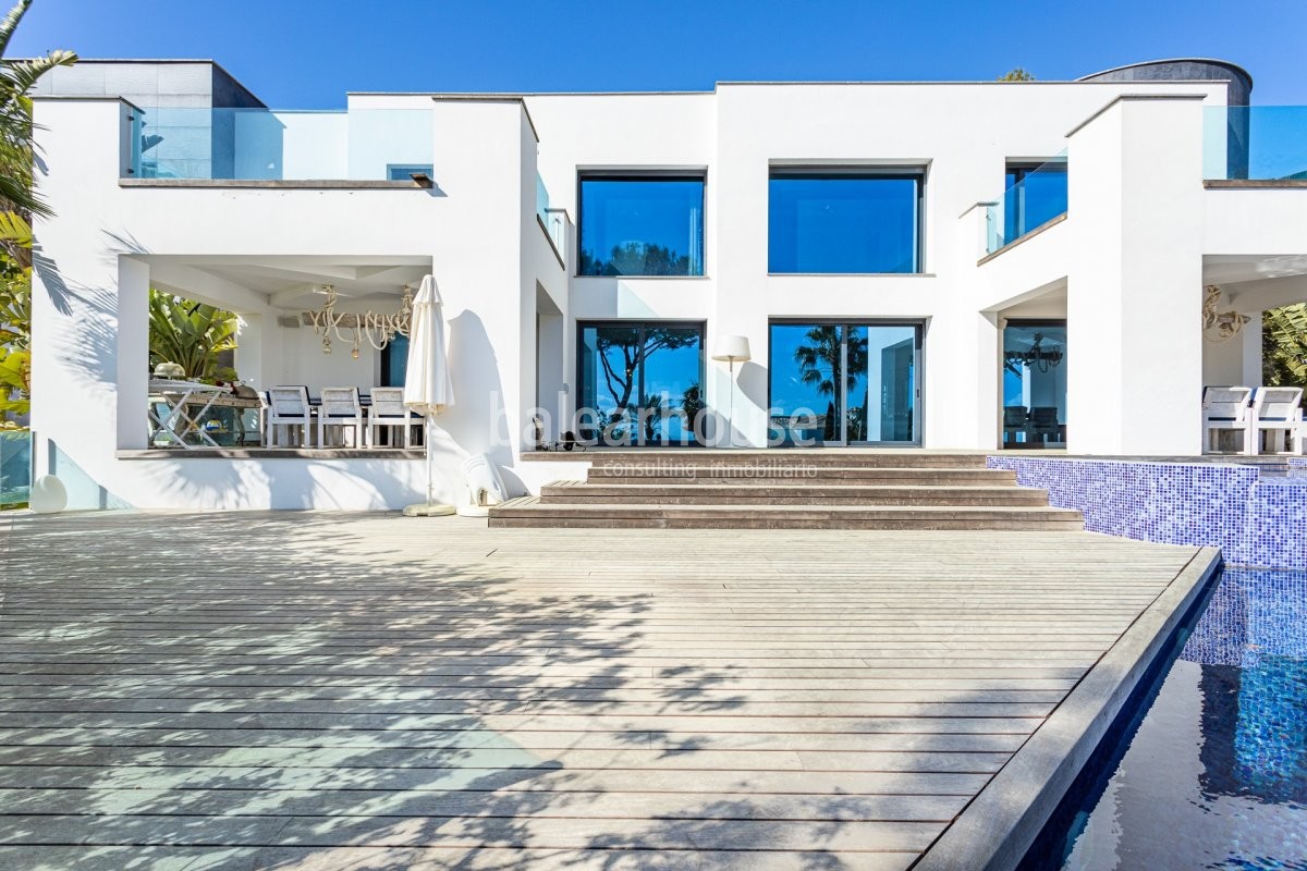 State-of-the-art design with sea views in this magnificent villa located in Cala Vinyas