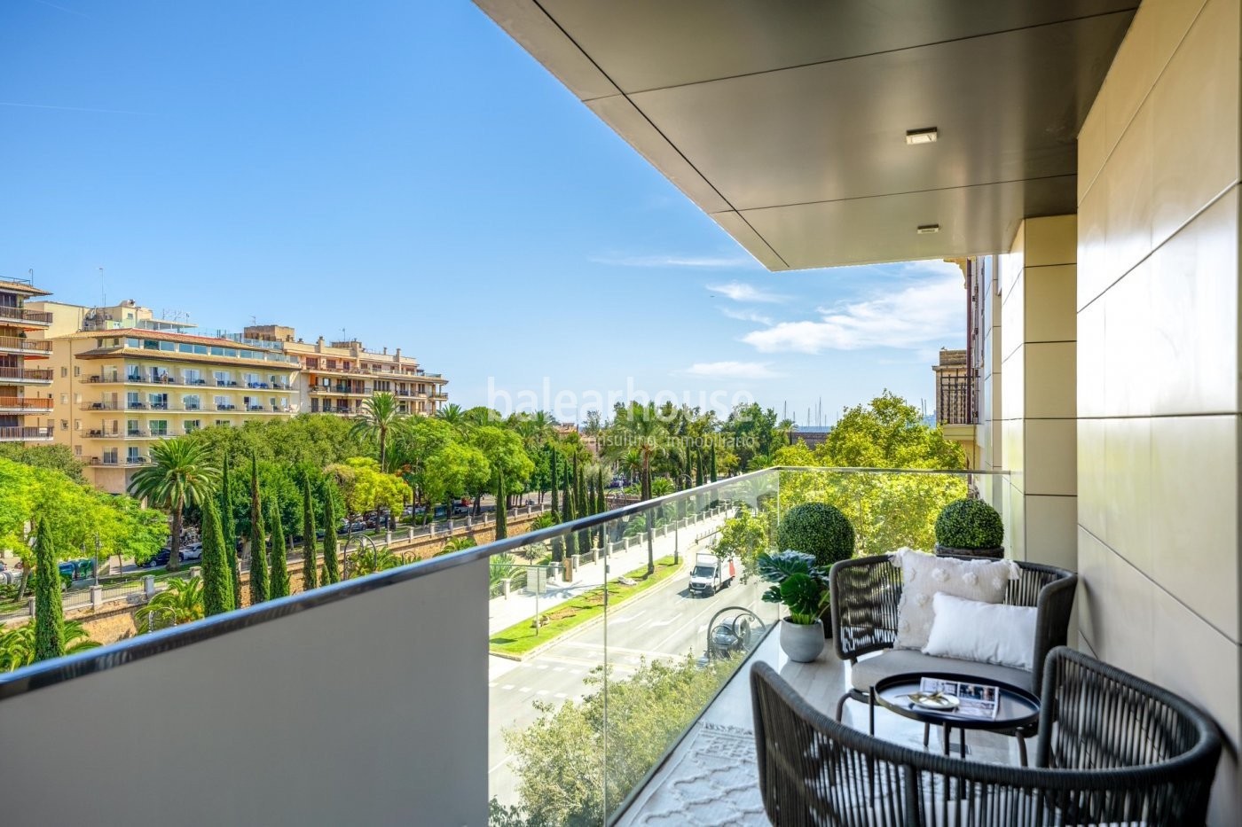 Lichtdurchflutete Eleganz in dieser großen Wohnung mit Terrasse im Zentrum von Paseo Mallorca.