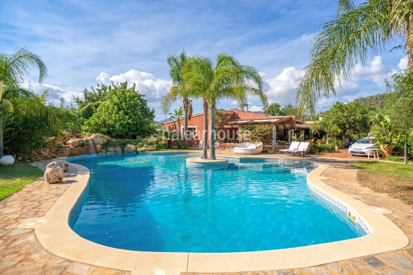 Ausgezeichnete rustikale Finca mit großem Garten und Swimmingpool am Fuße des Tramuntanagebirges.