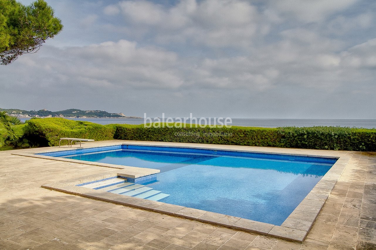 Sea frontline and beach access villa on 4.500m2 plot - rare diamond on Mallorca's coast