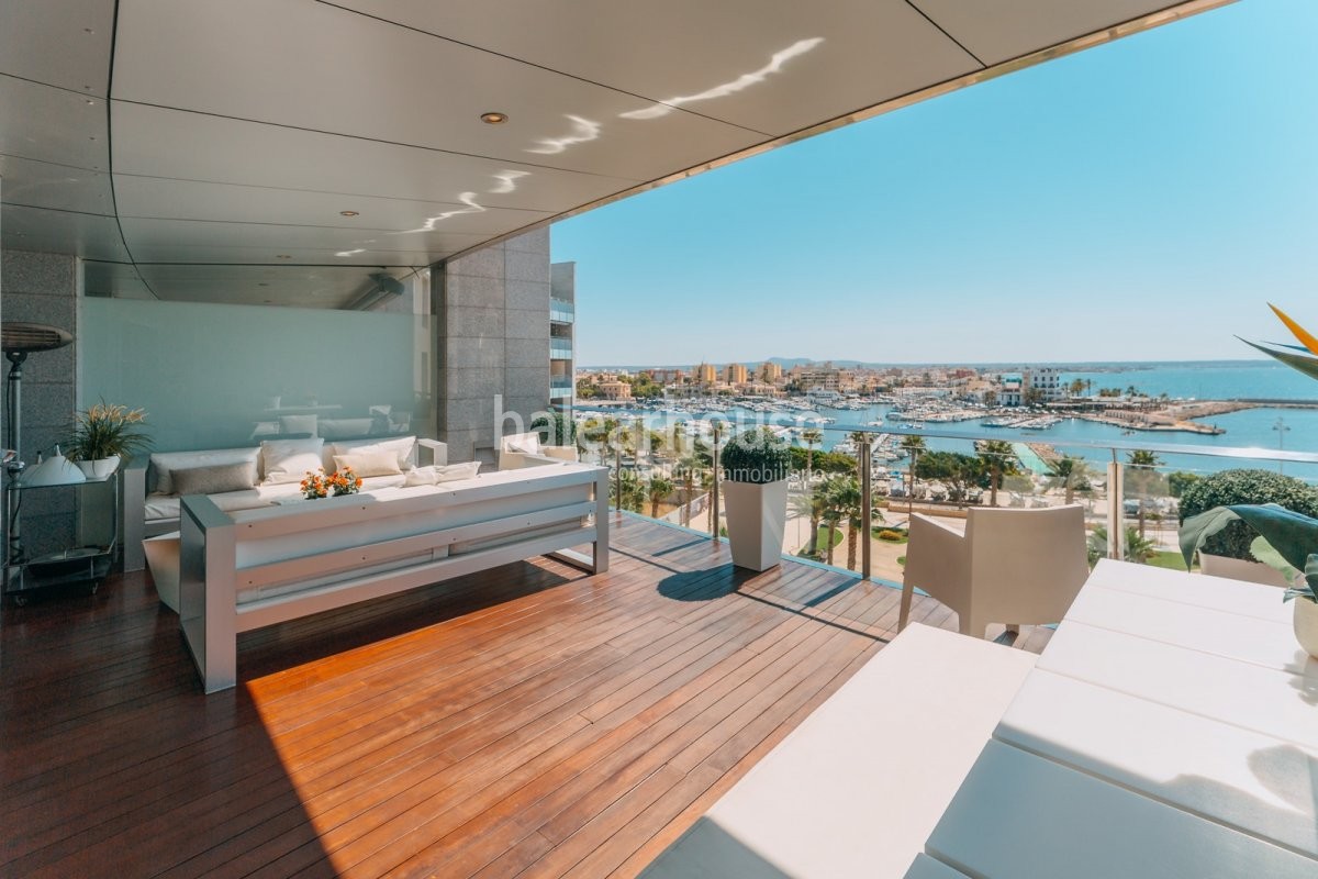 Stunning sea views from this luxury apartment on the beachfront in Portixol