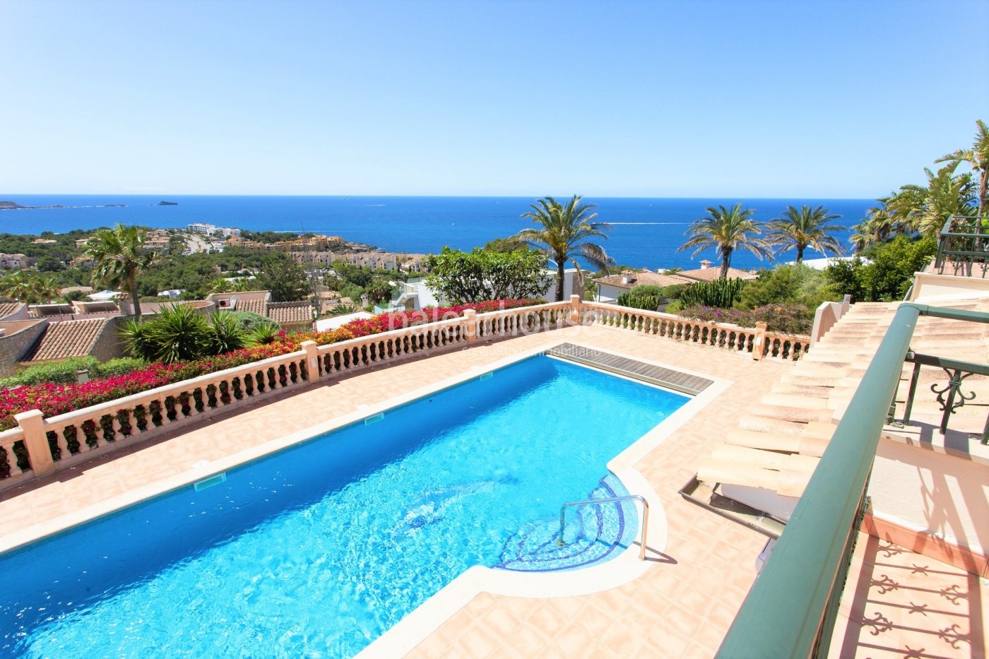 Villa im mediterranen Stil mit spektakulärer Aussicht in perfekter Lage