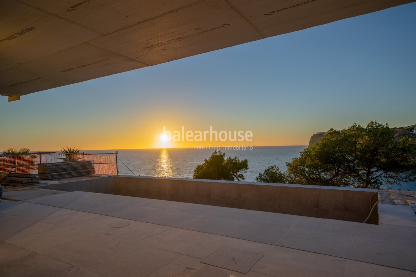 Designervilla mit spektakulärem Meerblick in Cala Llamp im Bau