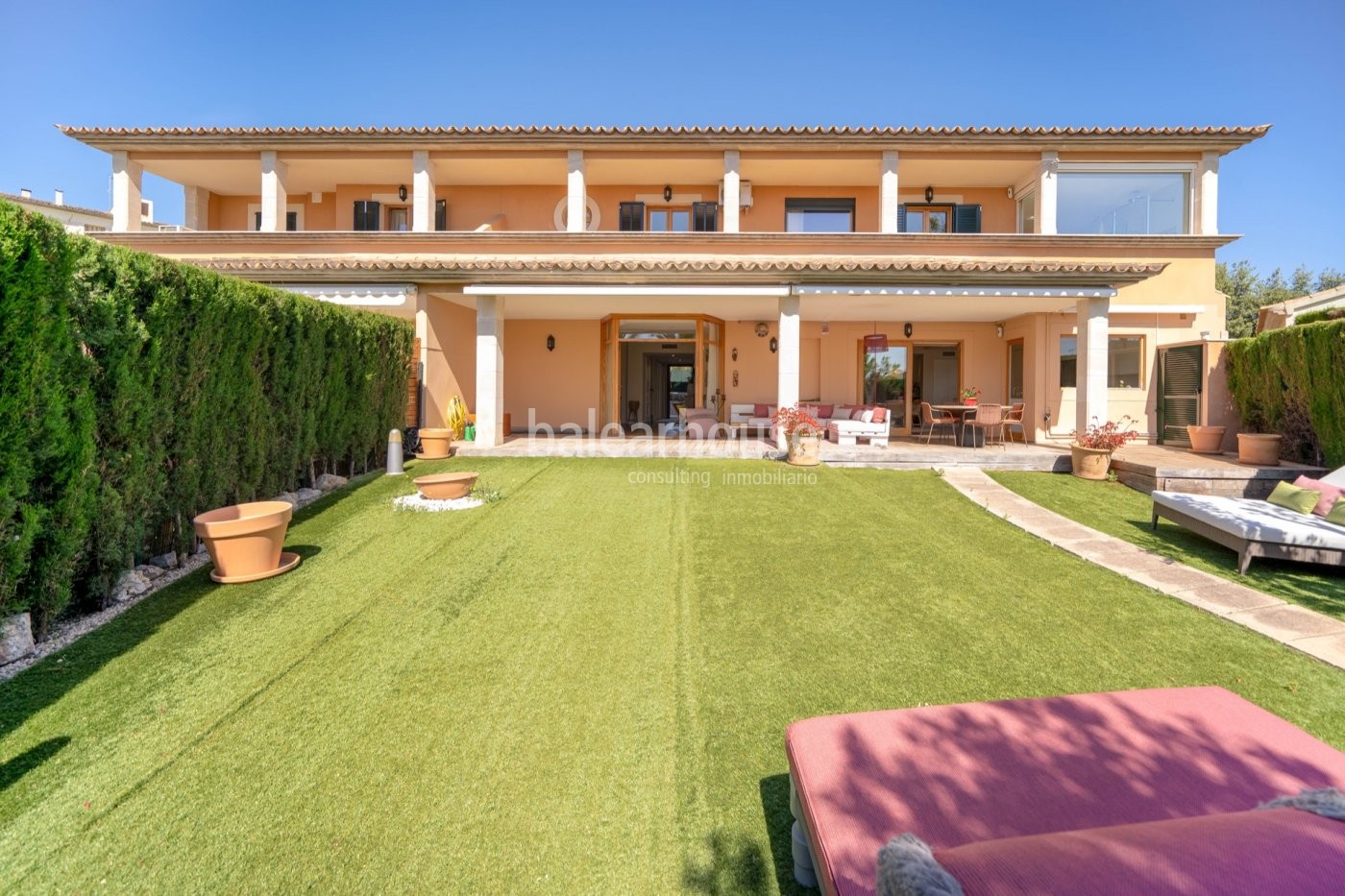 Große Villa mit modernen, lichtdurchfluteten Räumen und großem Garten in Palma.