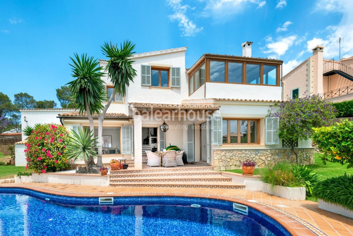 Idyllisch renovierte mediterrane Villa mit Südausrichtung und Meerblick im Hochland von Cas Catalá.