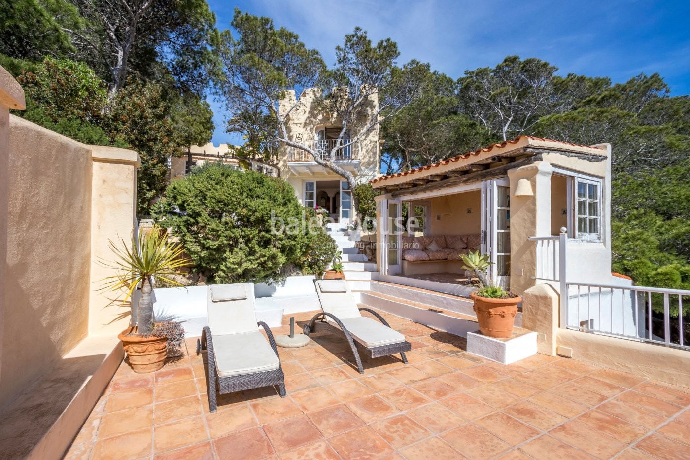 Schöne Villa in Cala Vadella sind mit privatem Zugang zum Meer in privater Bucht