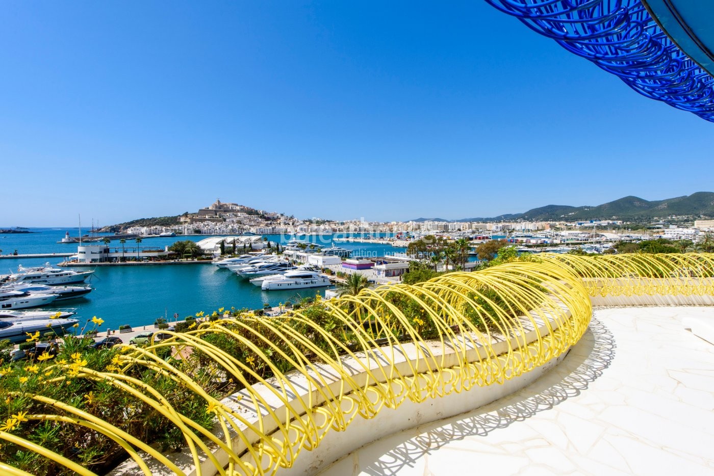 Luxuriöses Penthouse mit spektakulärem Blick auf Dalt Vila, das Meer und den Hafen