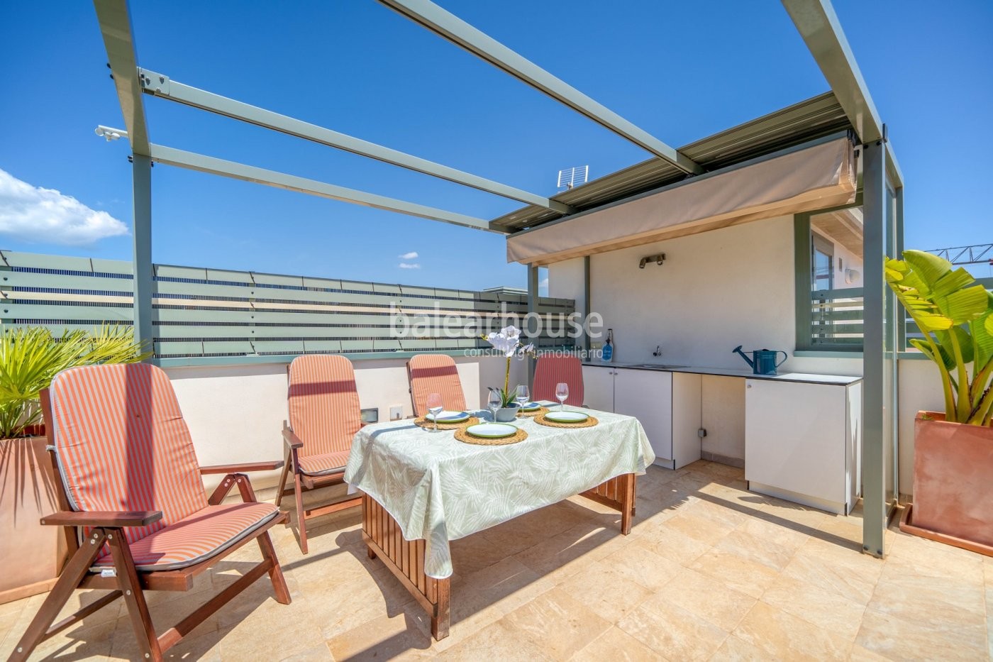 Helles Penthouse mit großer privater Sonnenterrasse in unverbaubarer Lage in Palma