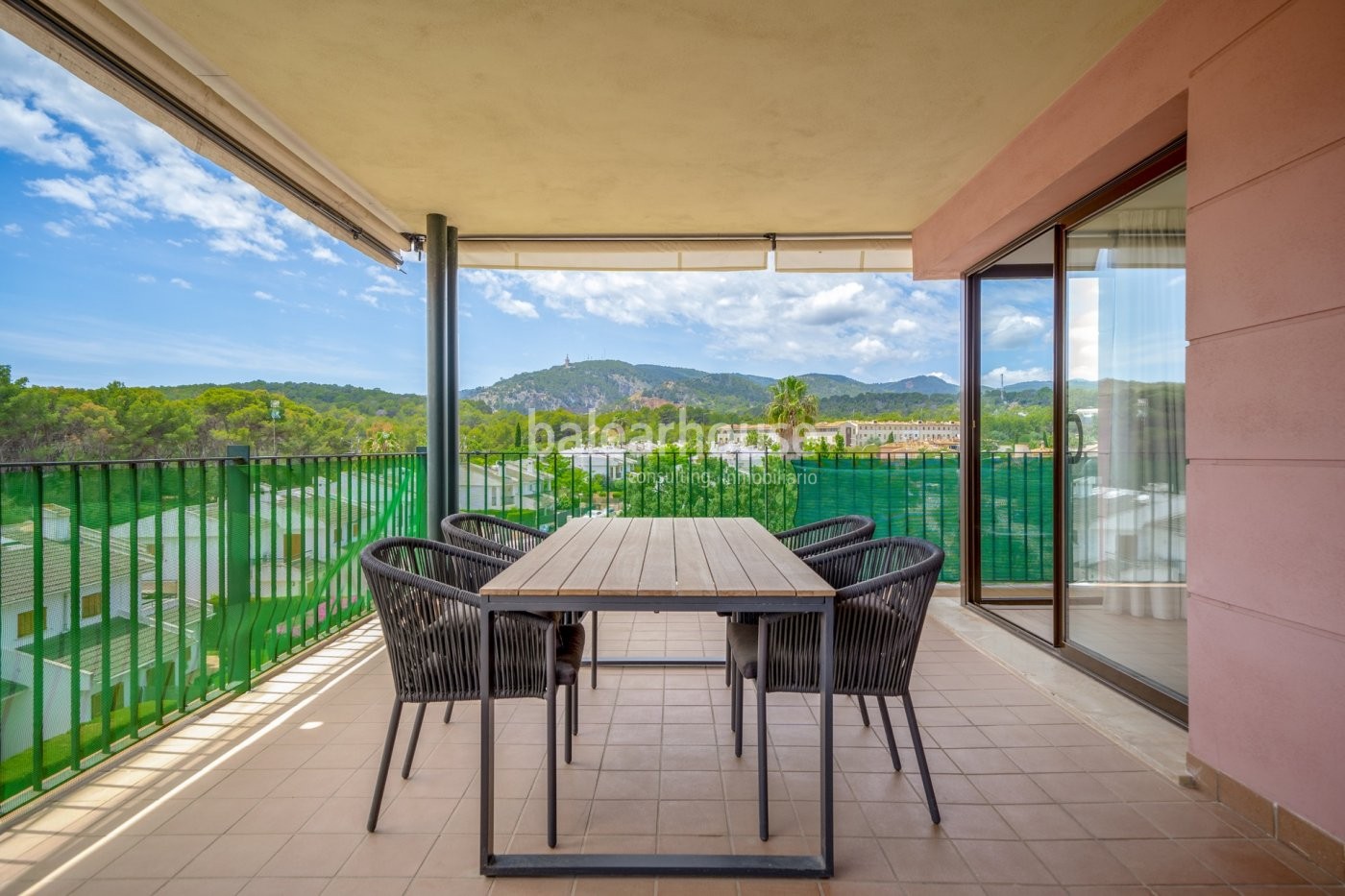 Wunderschönes Penthouse mit großen möblierten Räumen und Blick auf die grüne Landschaft von Schloss