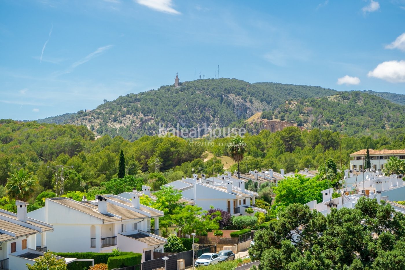 Wunderschönes Penthouse mit großen möblierten Räumen und Blick auf die grüne Landschaft von Schloss