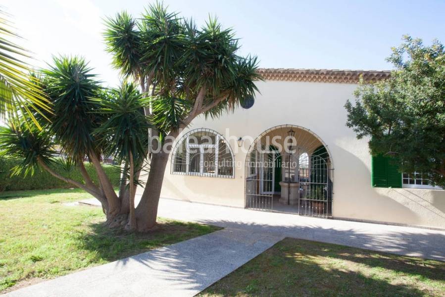 Mediterrane Villa voller Licht mit Blick auf den Garten, den Pool und die Bucht