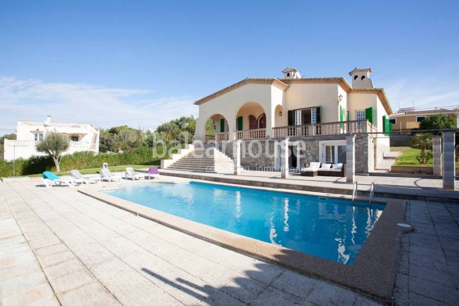 Mediterrane Villa voller Licht mit Blick auf den Garten, den Pool und die Bucht