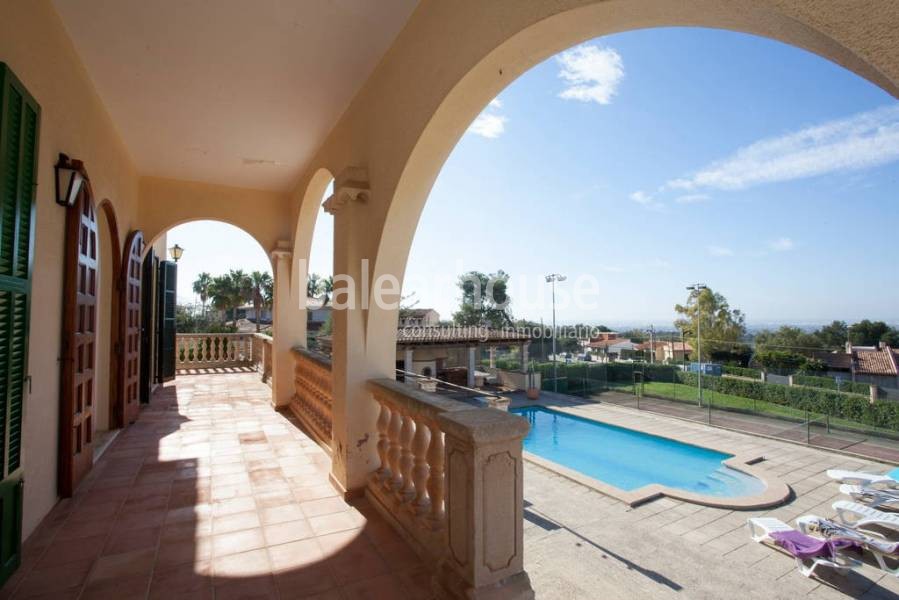 Chalet mediterráneo lleno de luz con zonas exteriores de jardín, piscina y vistas a la bahía