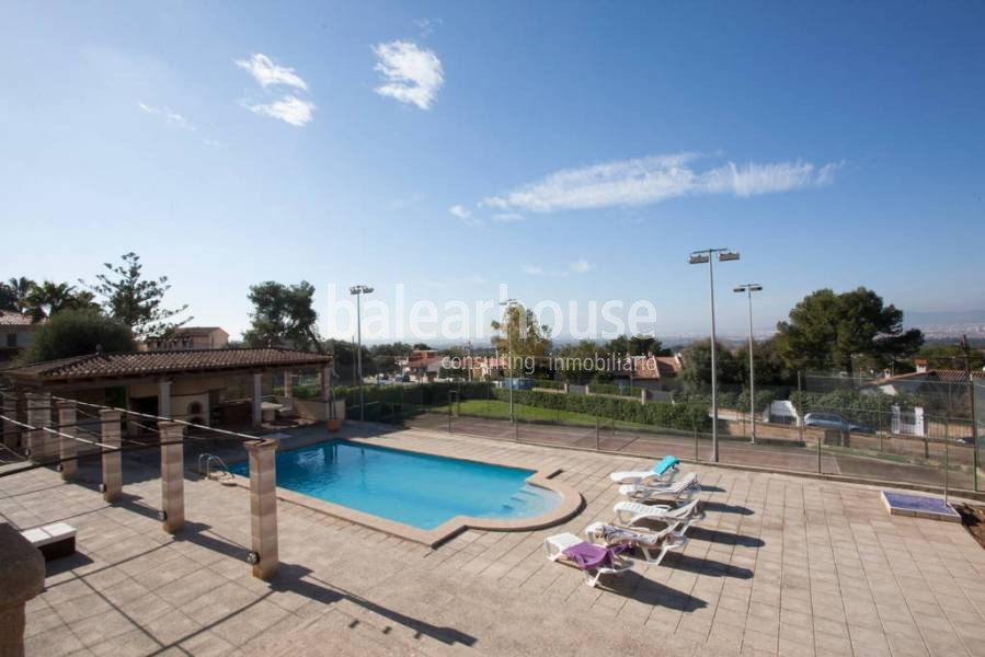 Chalet mediterráneo lleno de luz con zonas exteriores de jardín, piscina y vistas a la bahía