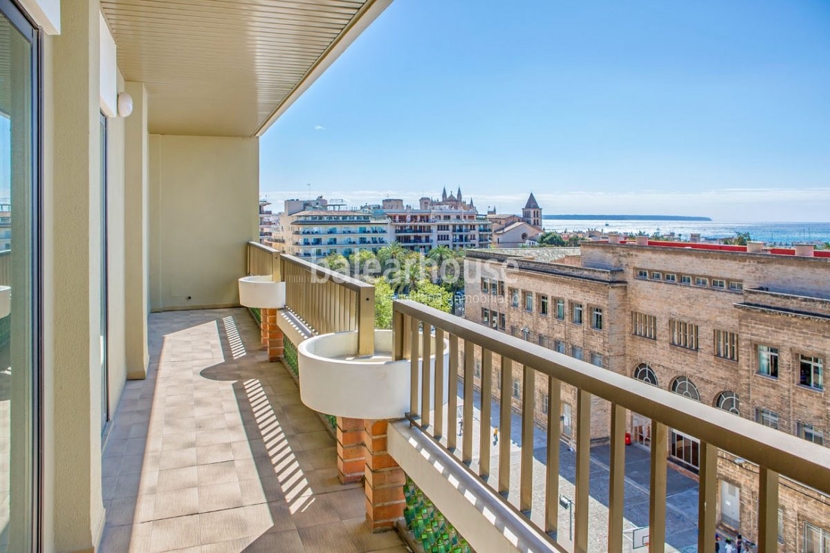 Geräumiges, natürliches Licht und exzellenter Meerblick in dieser Wohnung im Herzen von Palma.