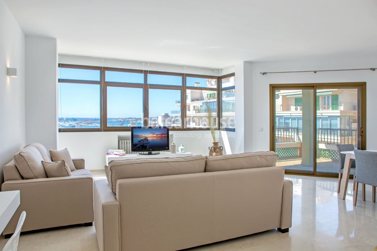 Spacious, natural light and excellent sea views in this apartment located in the heart of Palma.