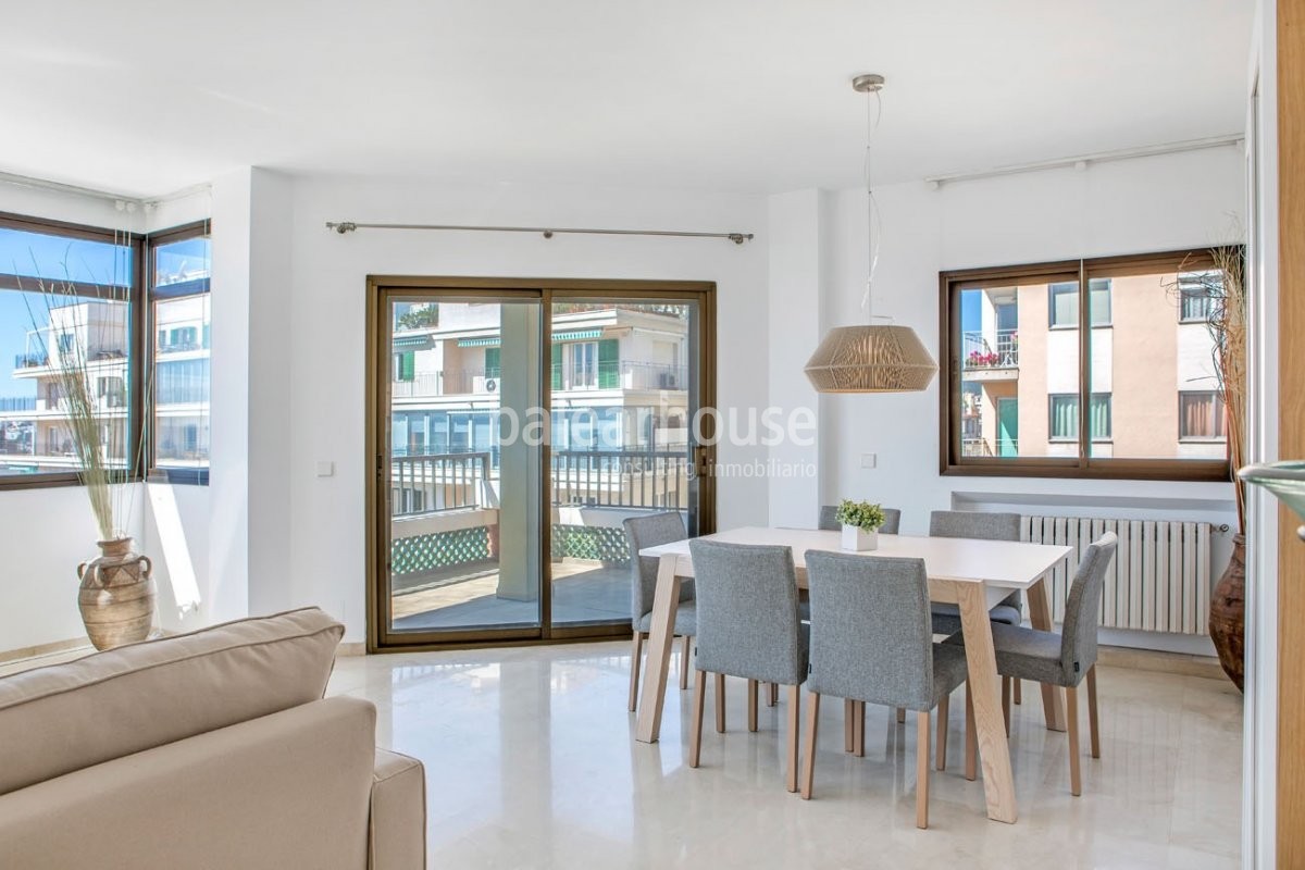 Spacious, natural light and excellent sea views in this apartment located in the heart of Palma.