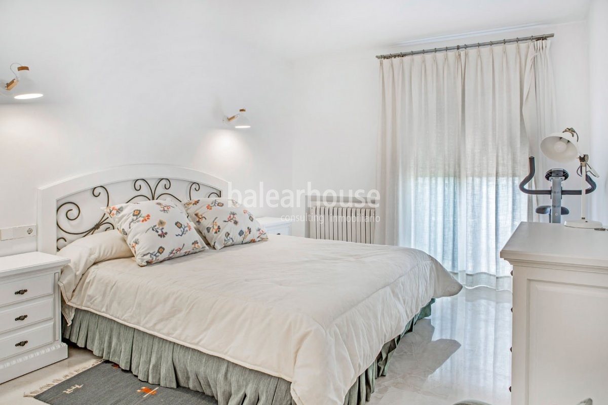 Spacious, natural light and excellent sea views in this apartment located in the heart of Palma.