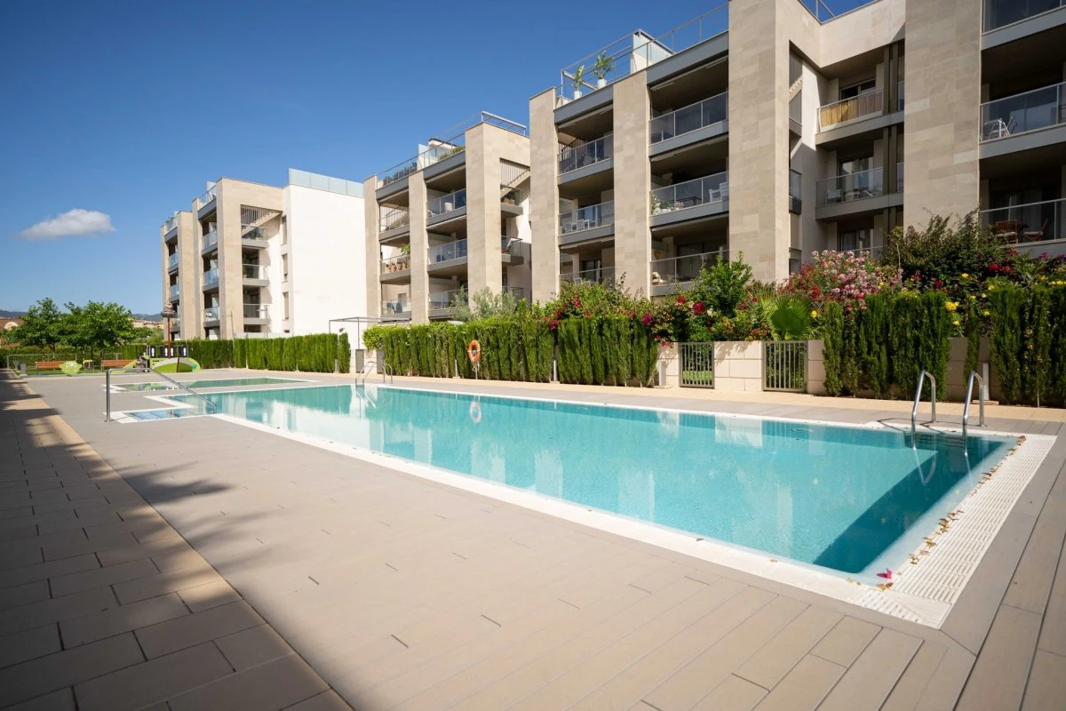 Modern and bright furnished apartment within a well-kept complex with a pool in Palma.