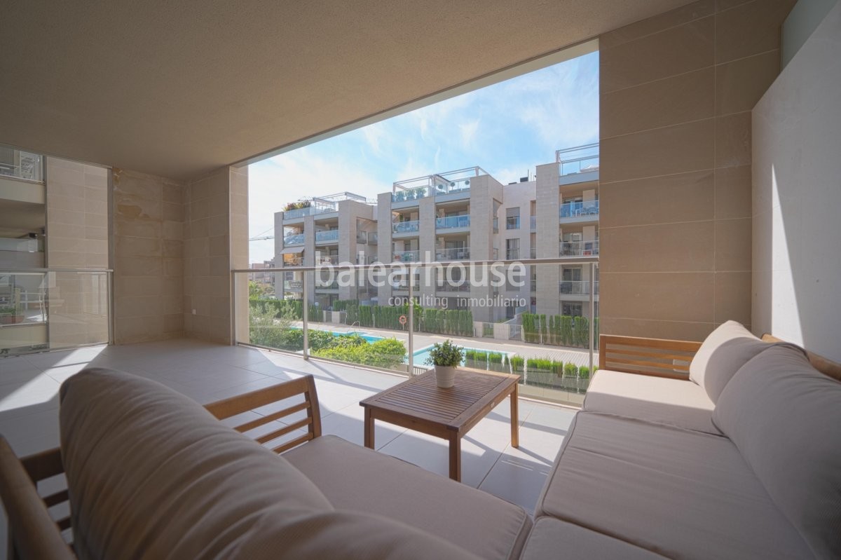 Modern and bright furnished apartment within a well-kept complex with a pool in Palma.
