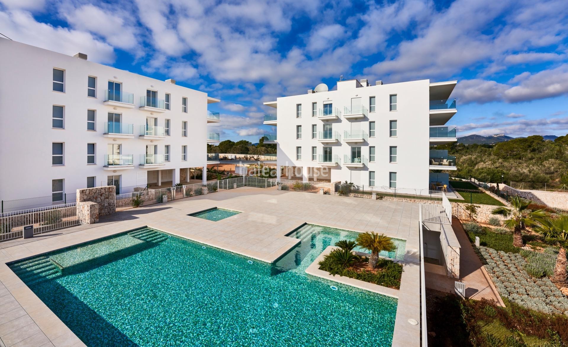 Ausgezeichnete neue Wohnanlage mit Terrassen und Schwimmbad in der Nähe des Strandes in Cala D'Or.