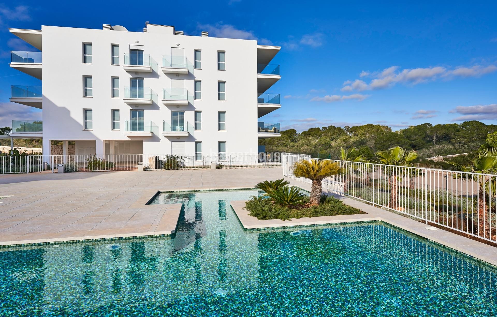 Ausgezeichnete neue Wohnanlage mit Terrassen und Schwimmbad in der Nähe des Strandes in Cala D'Or.