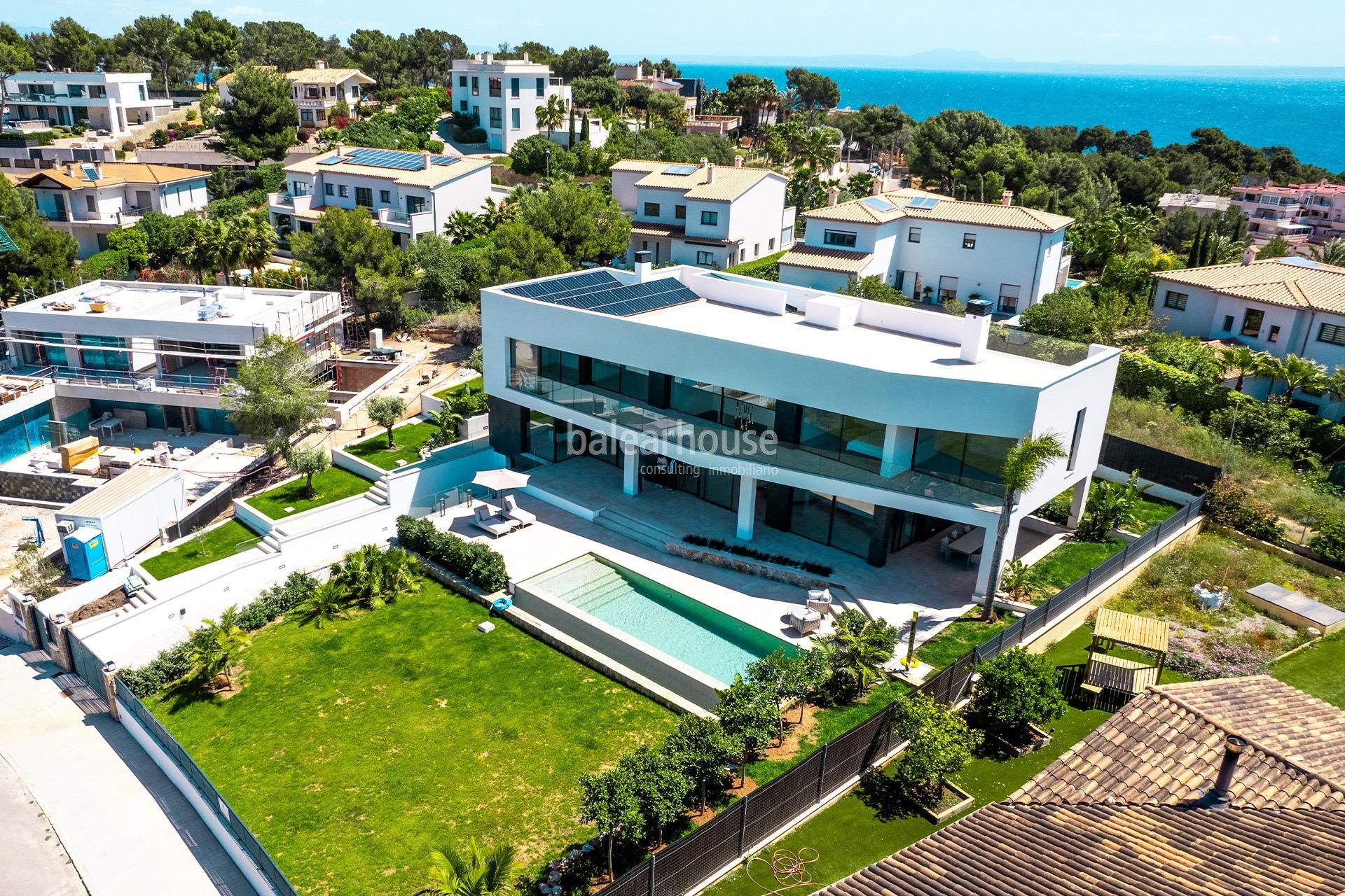 Gran villa de diseño moderno y altas calidades a escasa distancia de la playa en Cala Vinyes