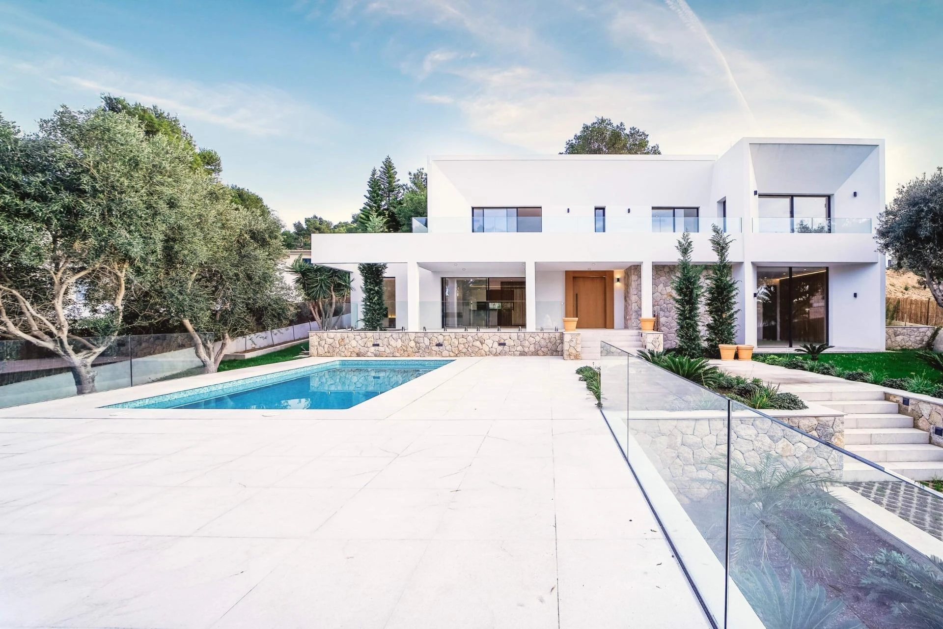 Excepcional villa contemporánea a estrenar en Santa Ponsa con jardín, piscina y cerca de playas