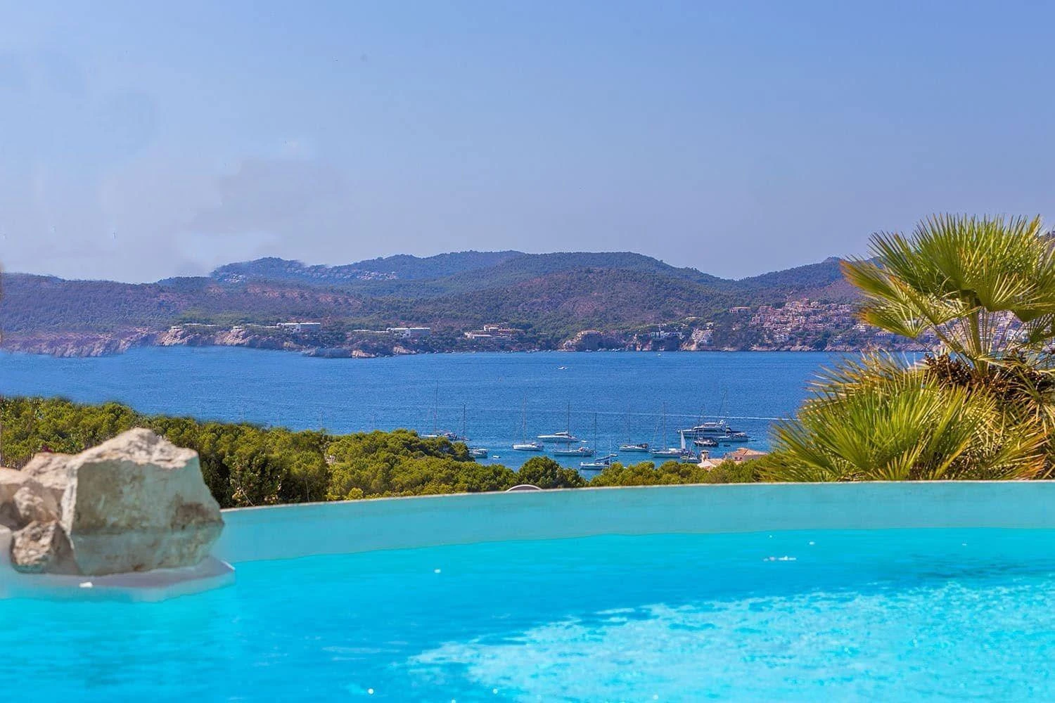 Große Villa mit wunderschönem Meerblick in Santa Ponsa und großen Veranden und Terrassen mit Pool