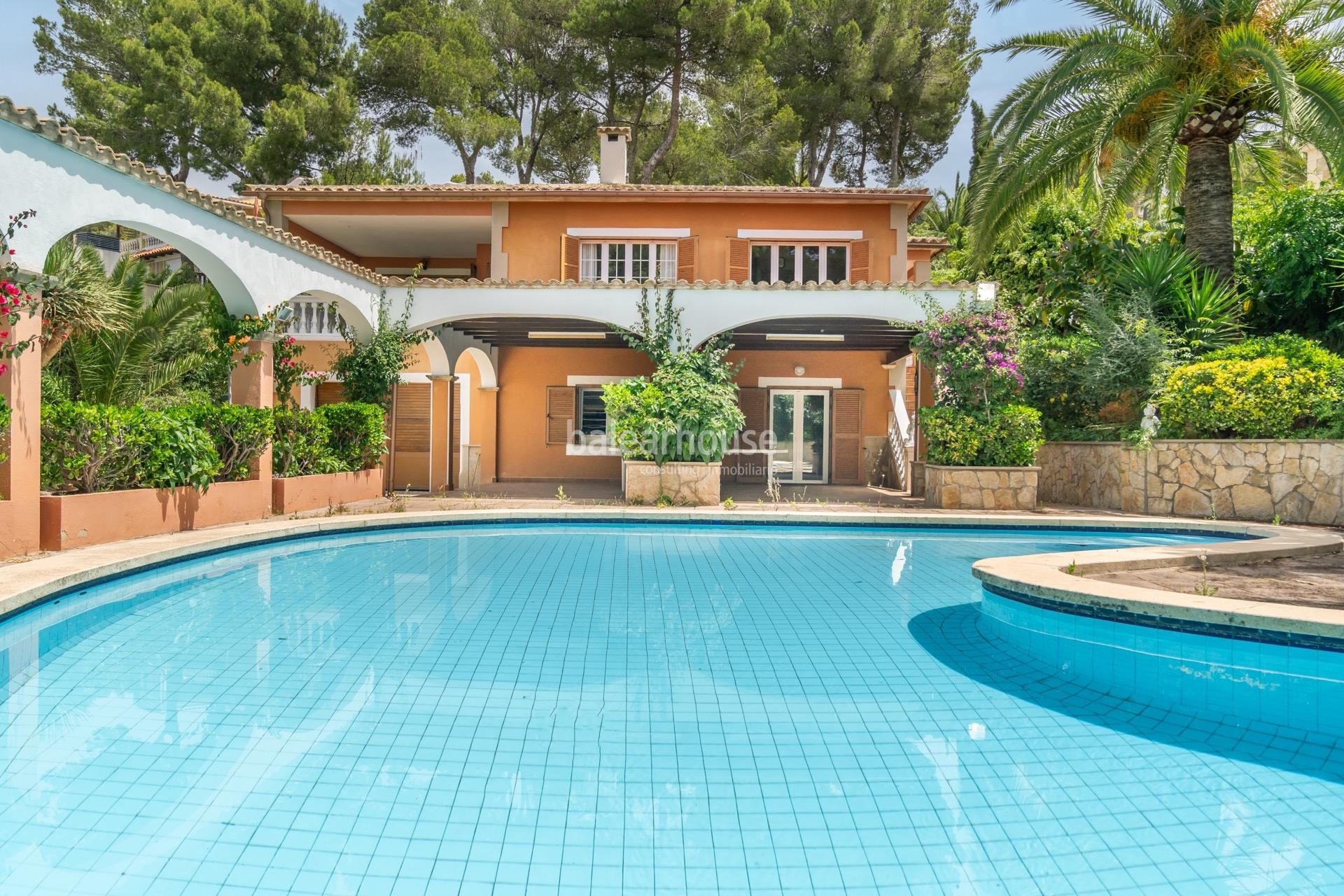 Well-maintained Mediterranean villa with large terraces and pool near the beach in Santa Ponsa