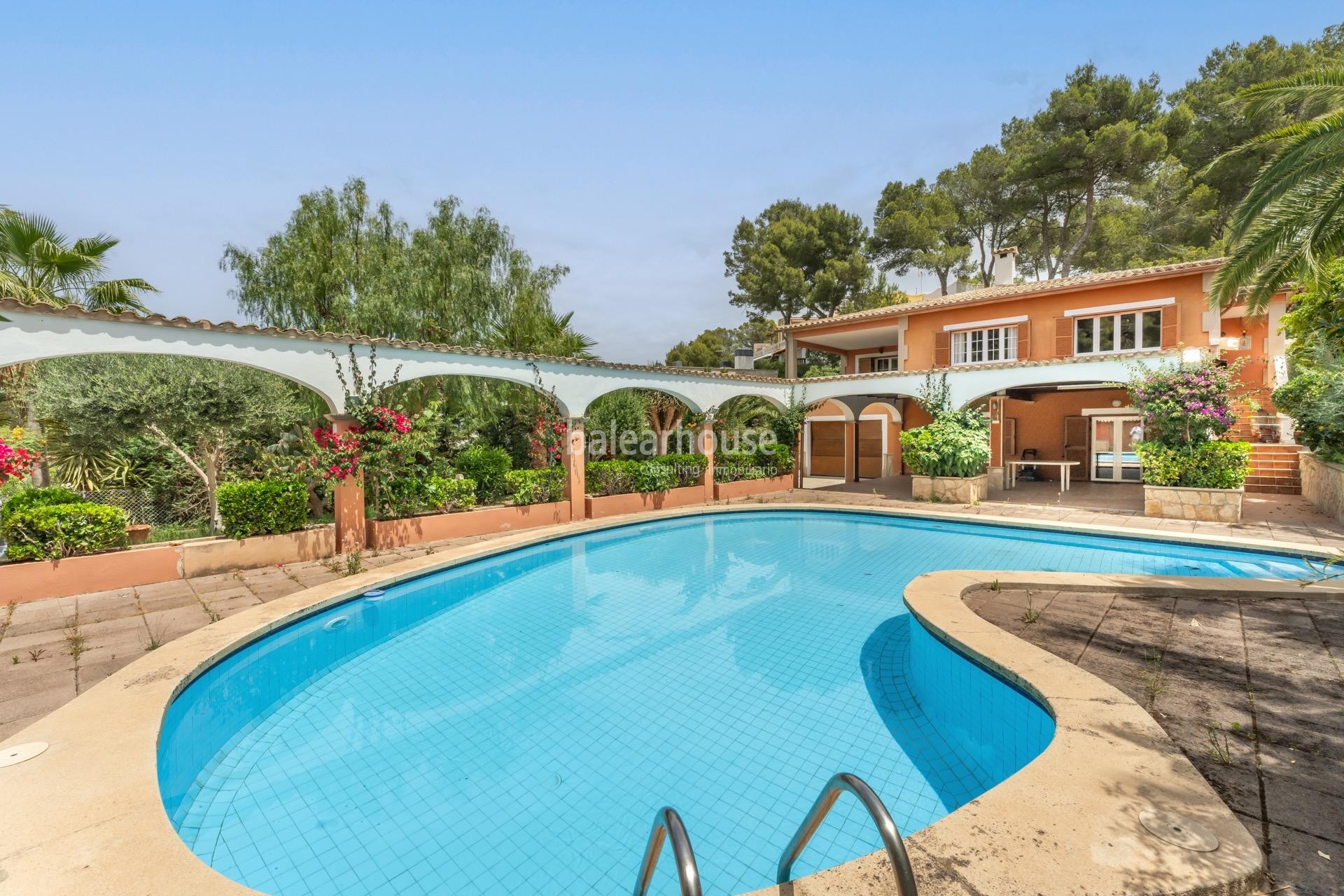 Cuidada villa mediterránea con grandes terrazas y piscina cerca de la playa en Santa Ponsa