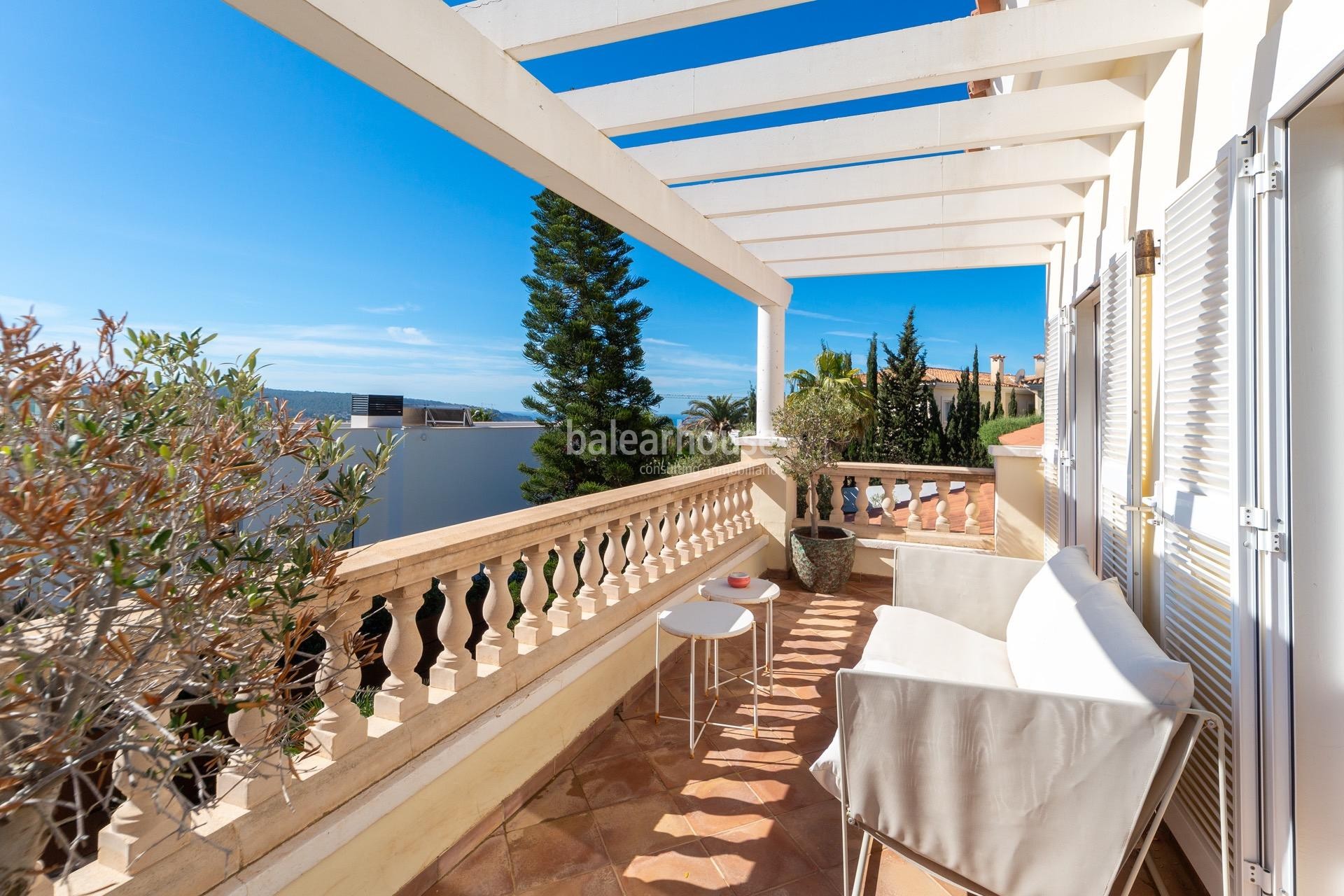 Geräumige mediterrane Villa in Santa Ponsa, offen zu Terrassen und großen Gärten mit Pool
