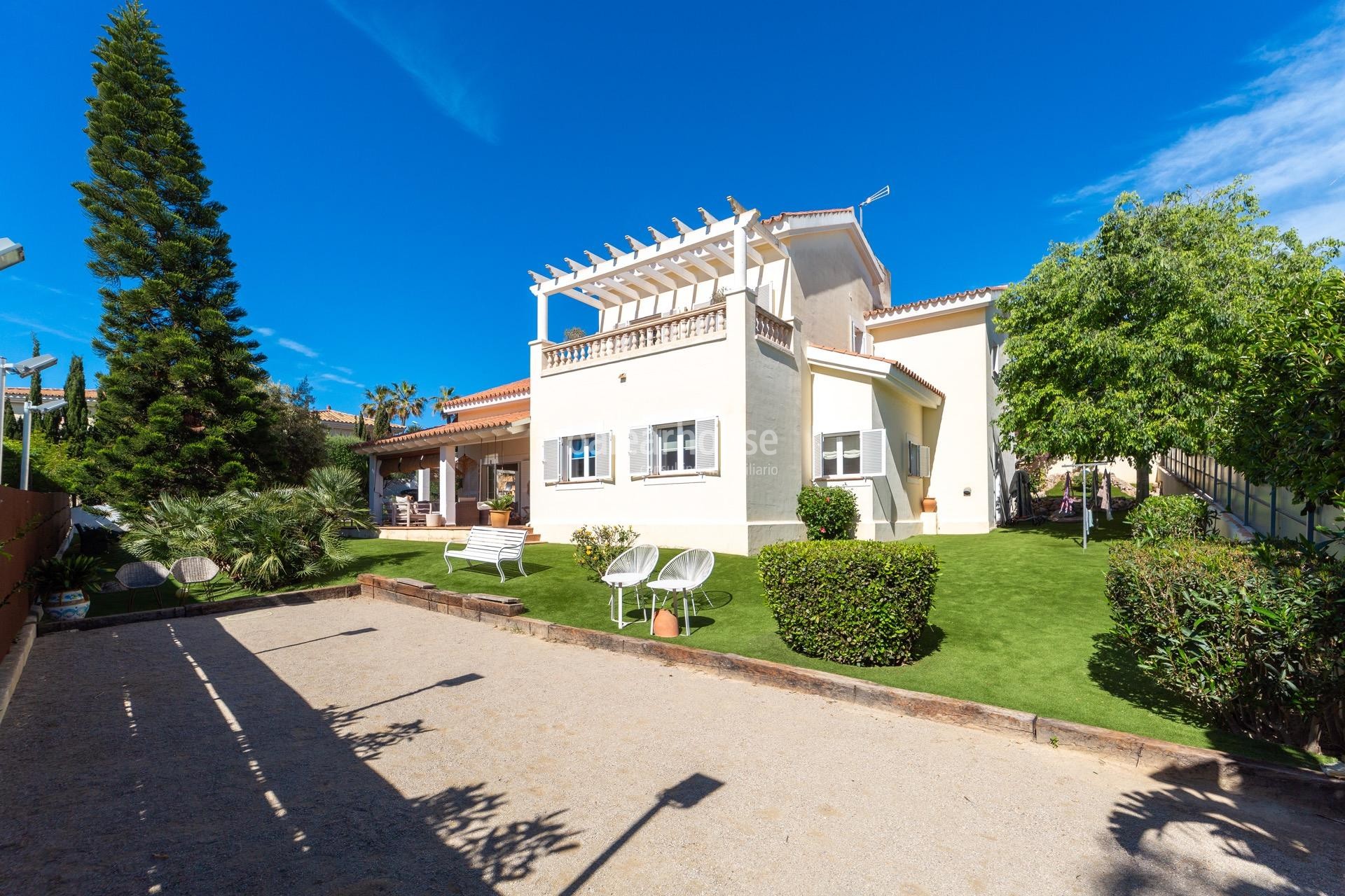 Spacious Mediterranean villa in Santa Ponsa open to terraces and large gardens with swimming pool