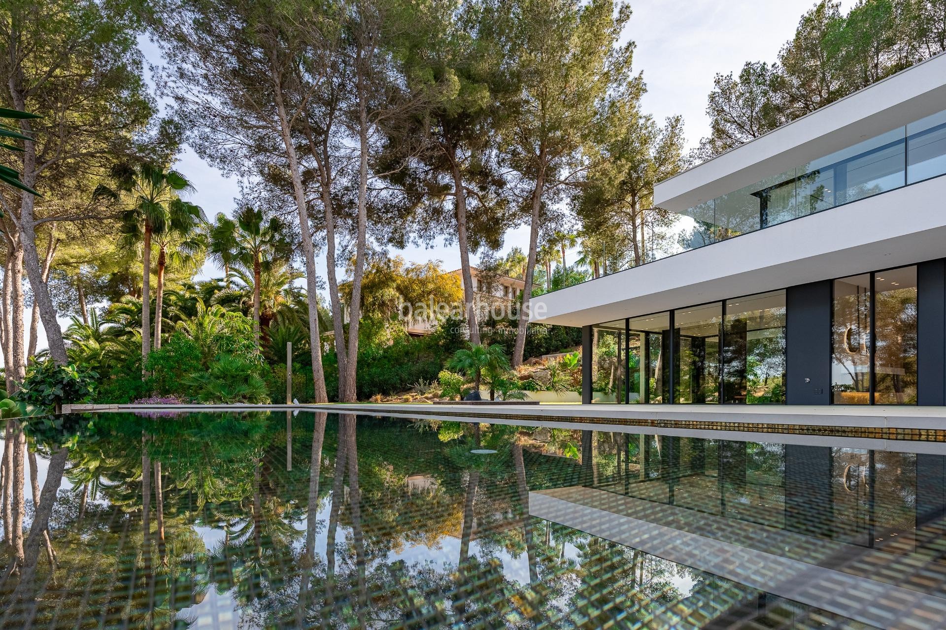 Spektakuläre Avantgarde-Villa mit großen Gartenflächen und Terrassen im Freien in Son Vida