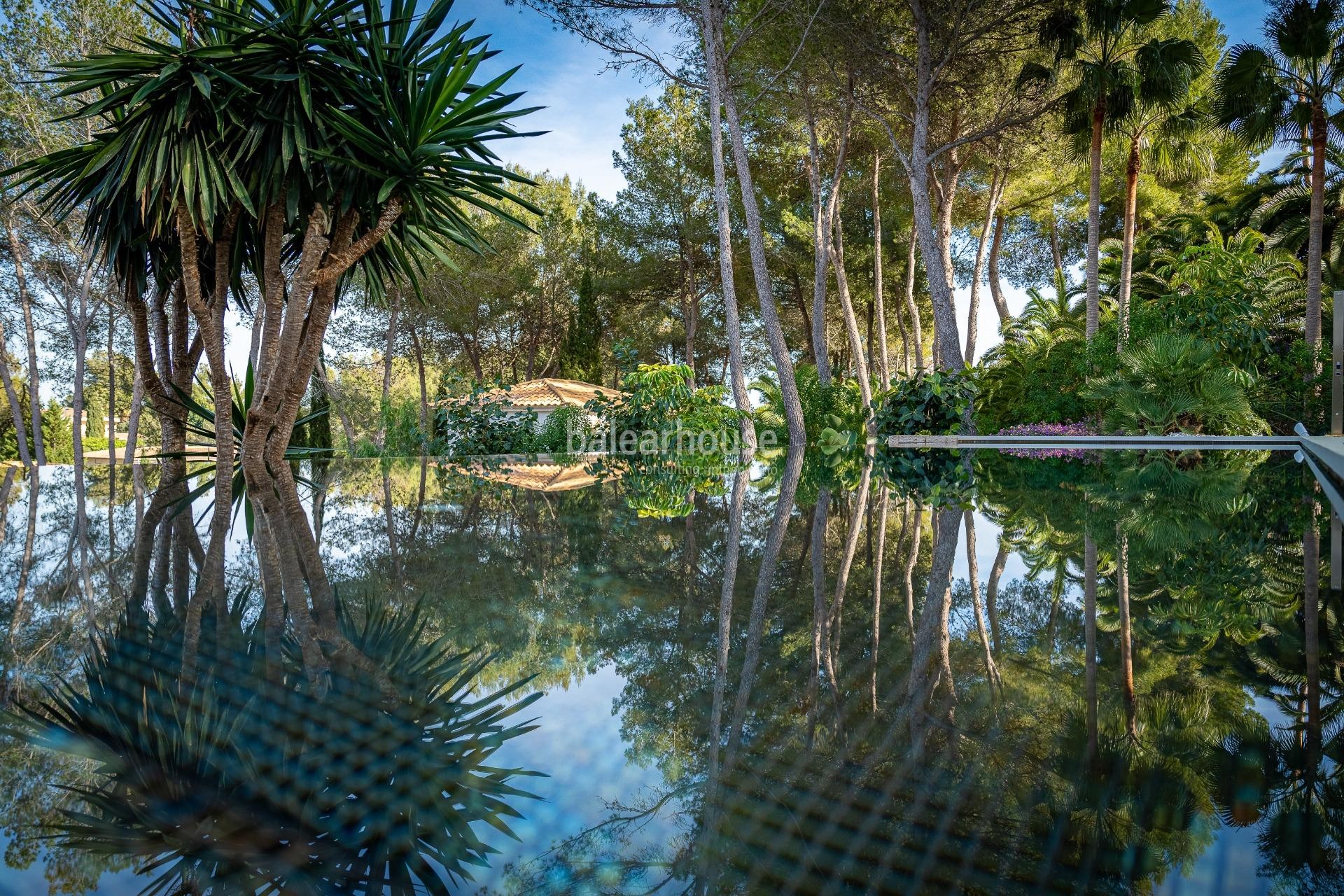 Spektakuläre Avantgarde-Villa mit großen Gartenflächen und Terrassen im Freien in Son Vida