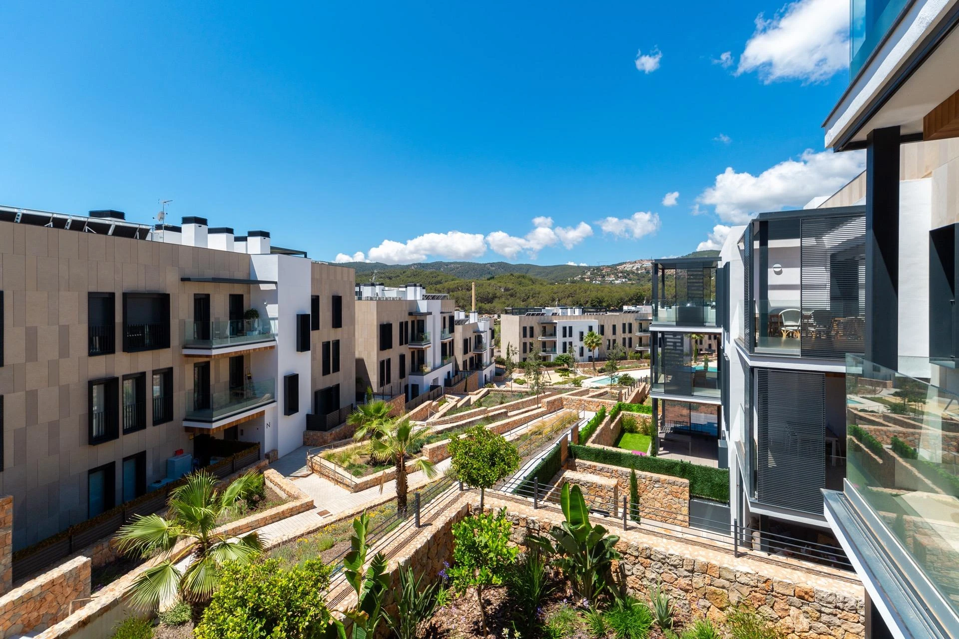 Modern brand new flat in a well-kept complex facing the golf course and unobstructed mountain views.