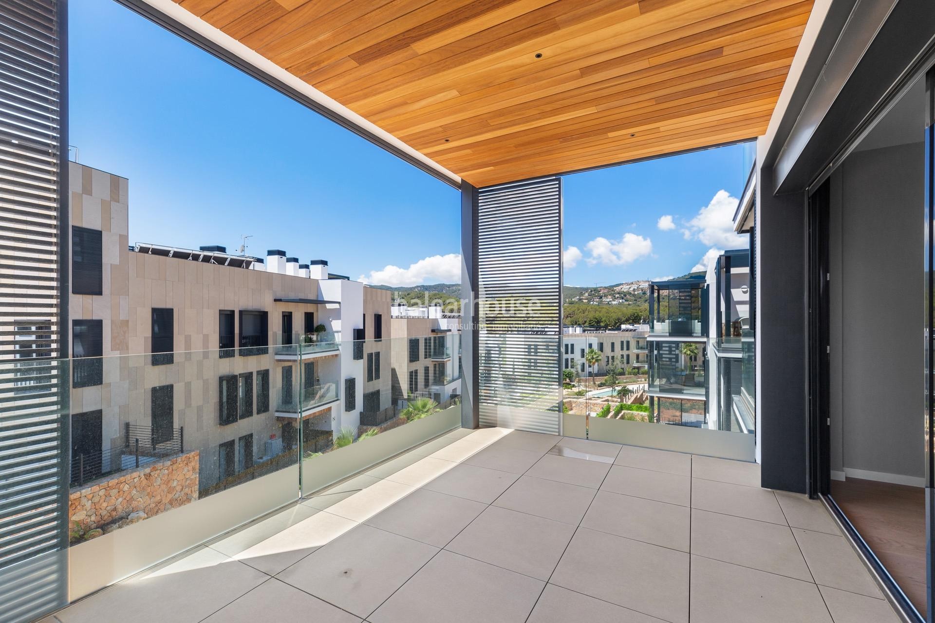 Moderno piso a estrenar en un cuidado complejo frente al golf y vistas despejadas a la montaña