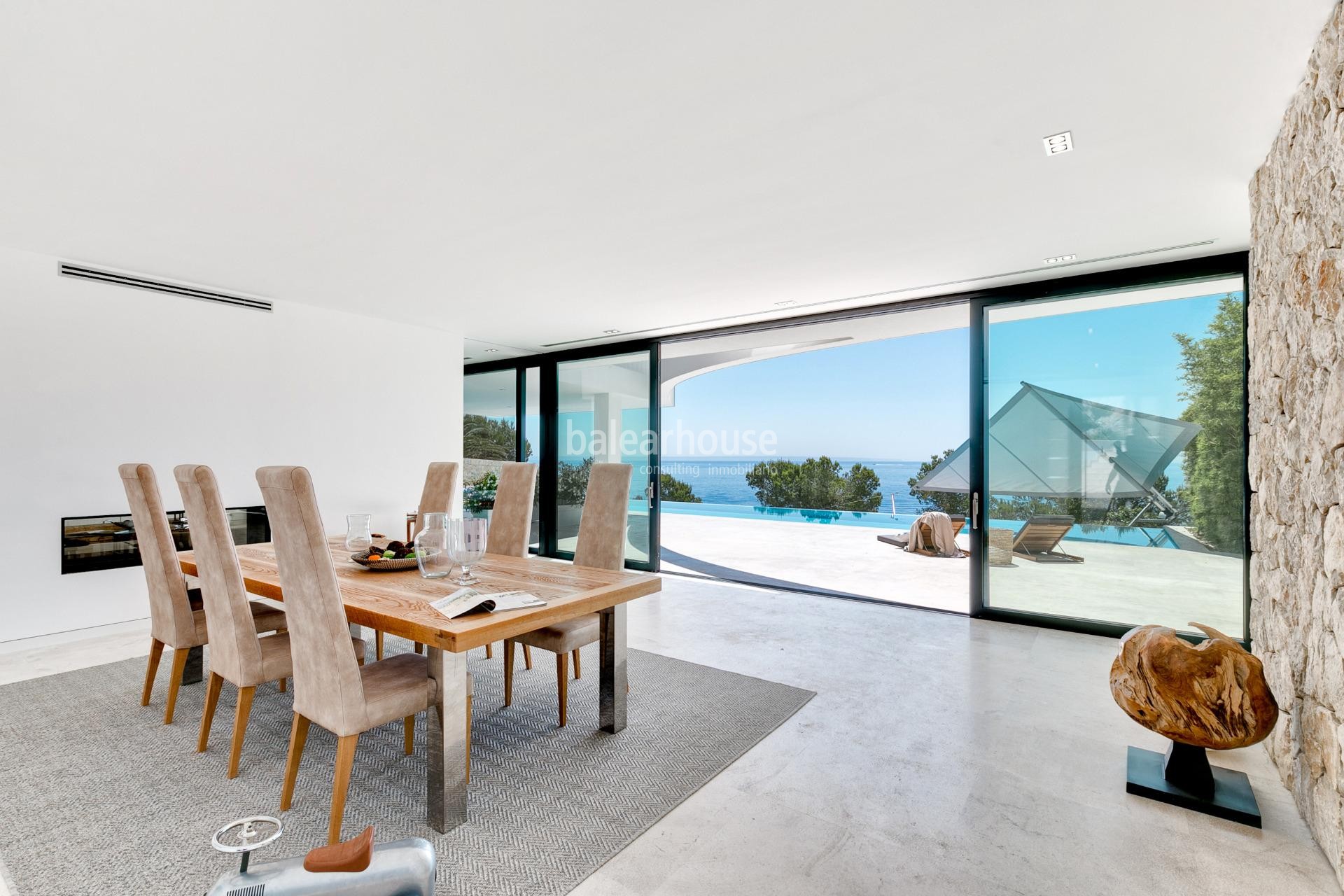 Spectacular modern design villa in front line and with direct access to the sea in Cala Vinyas