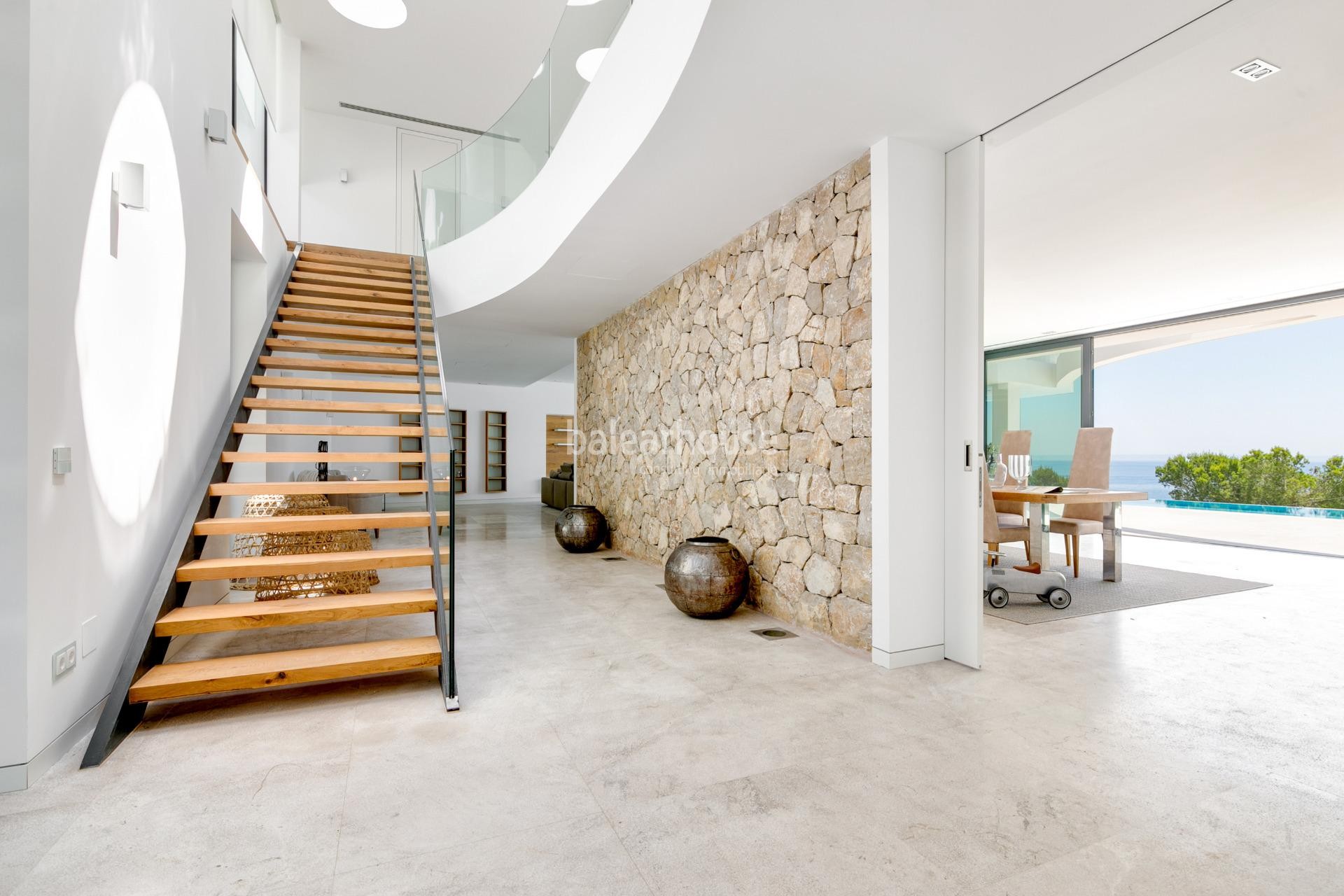 Espectacular villa de diseño moderno en primera línea y con acceso directo al mar en Cala Vinyas