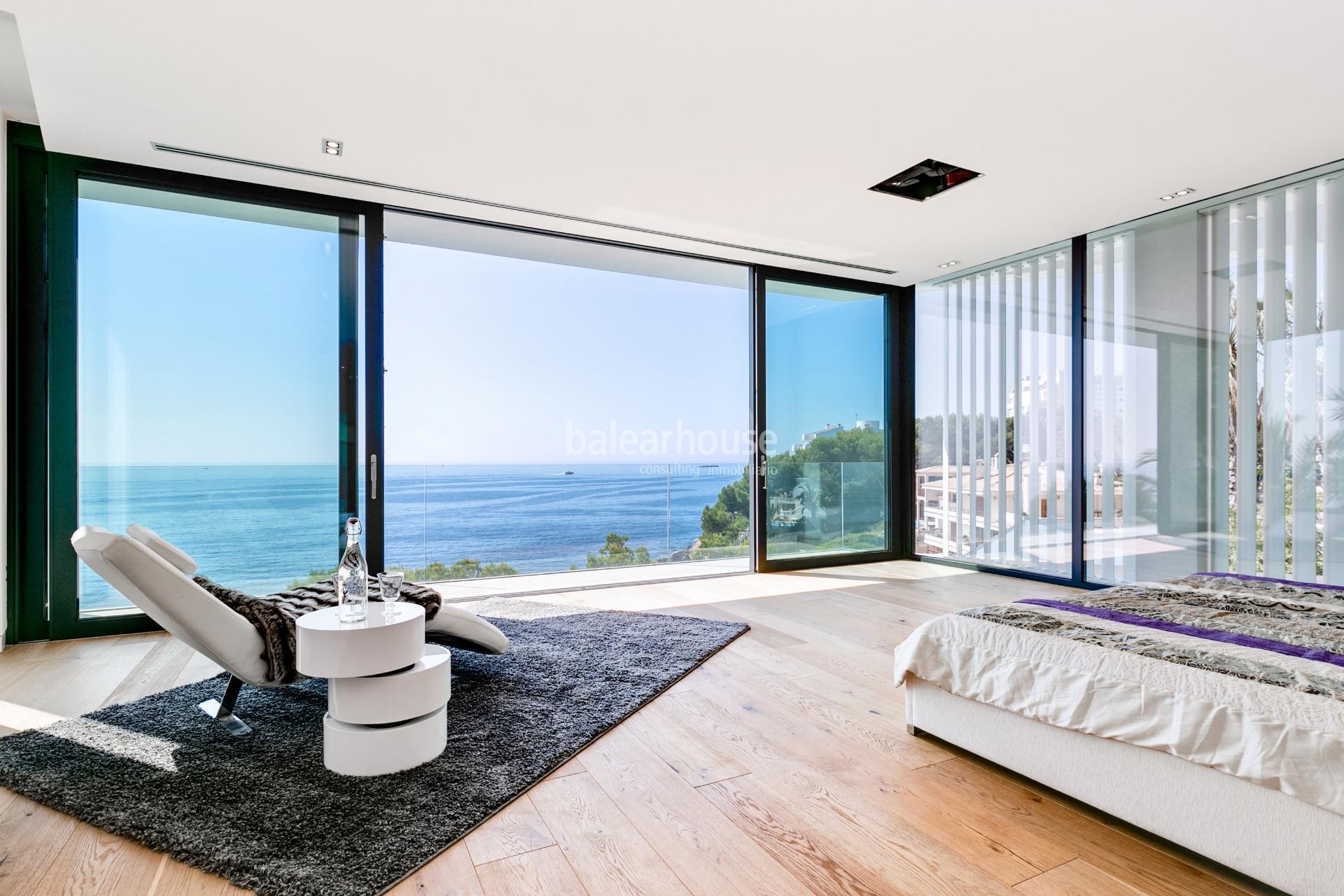 Espectacular villa de diseño moderno en primera línea y con acceso directo al mar en Cala Vinyas