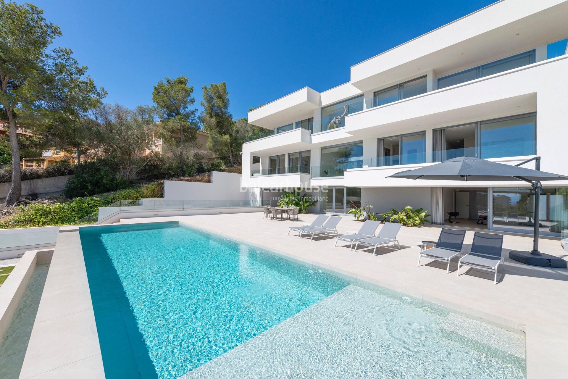 Wunderschöne neue Villa mit Meerblick in Palmanova, mit modernem Design, Terrassen Moderna und Gärte
