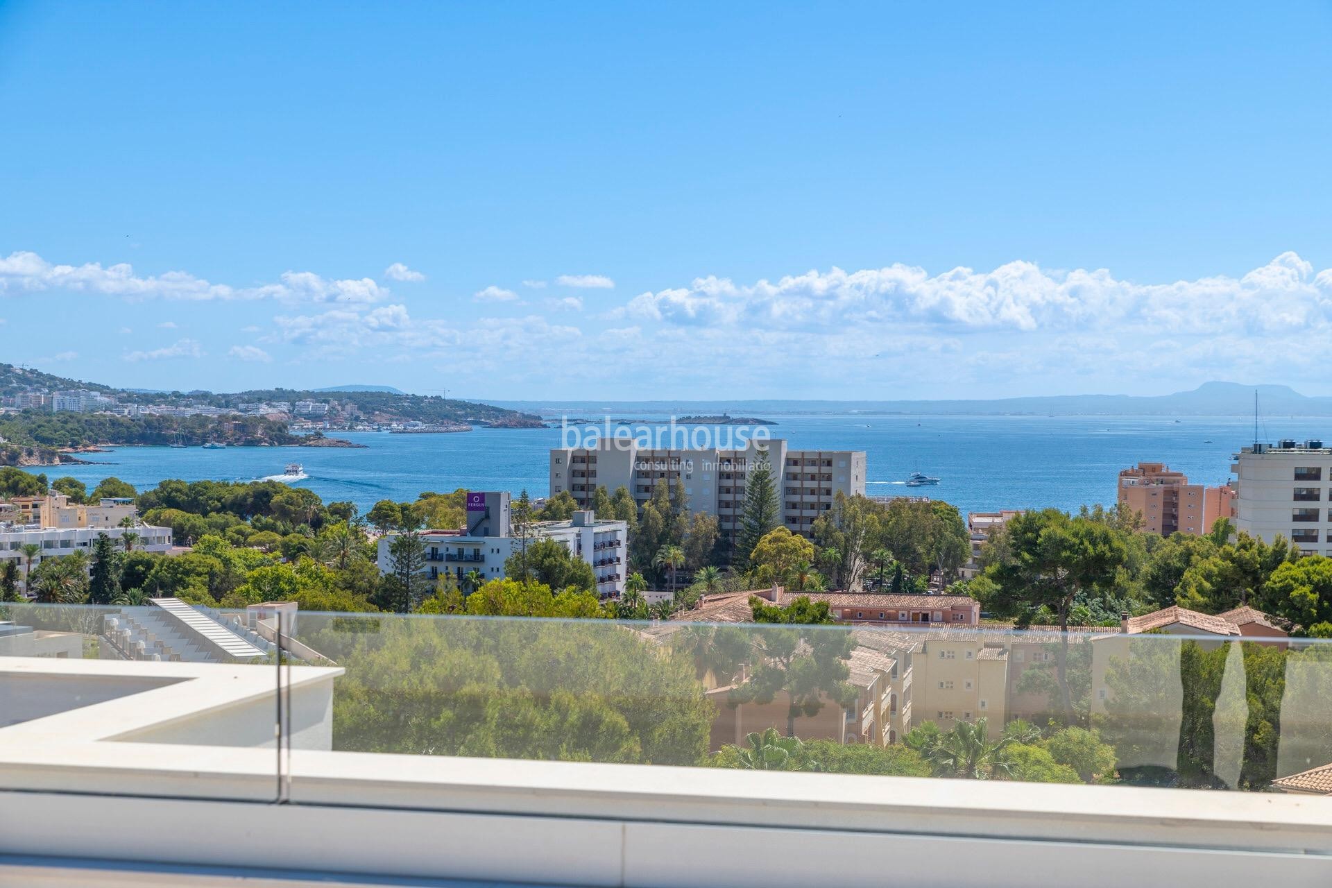Magnífica villa nueva con vistas al mar en Palmanova, con un diseño moderno, terrazas y jardines