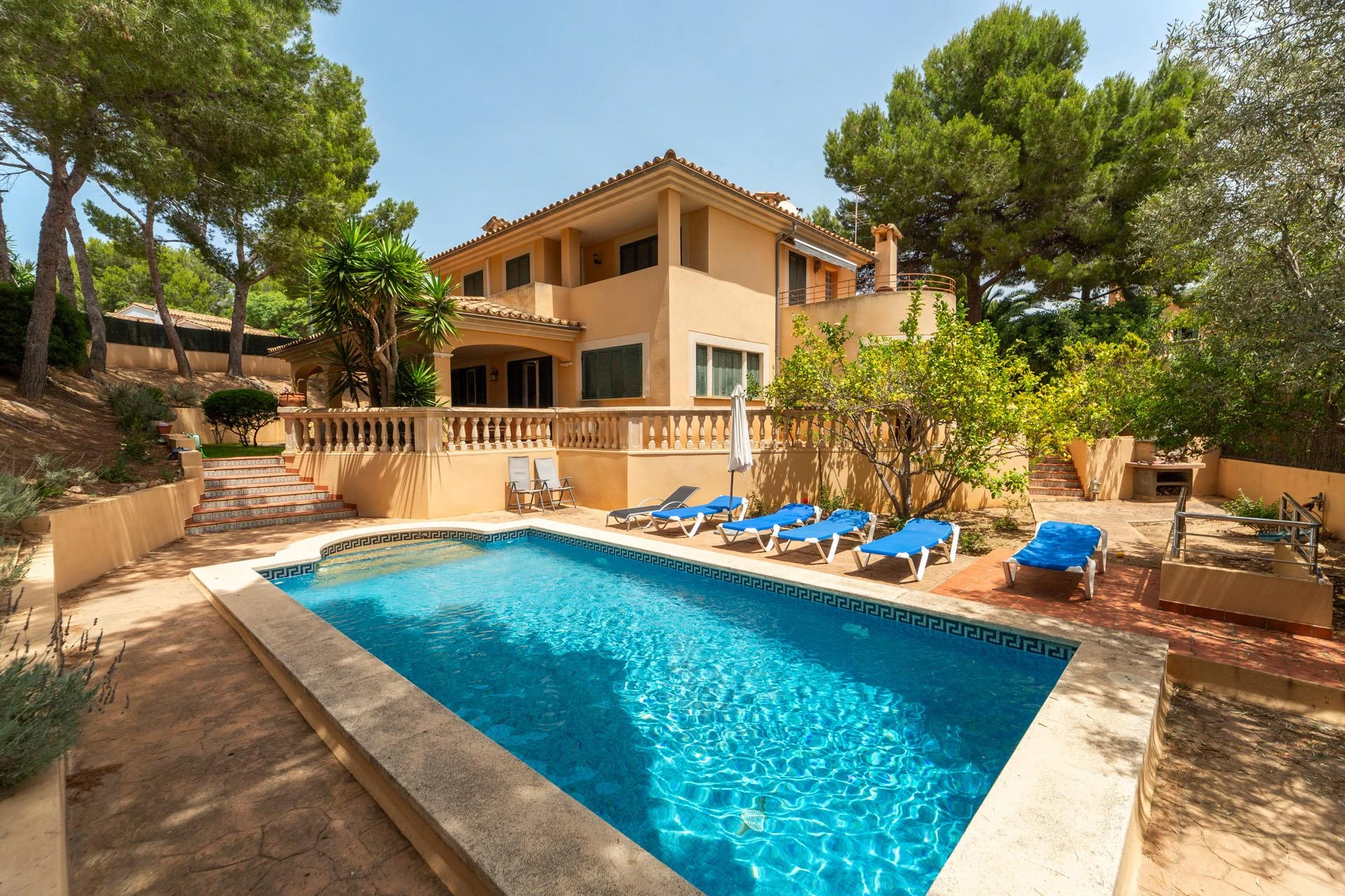 Helle Villa im mediterranen Stil in einer eleganten und exklusiven Lage in Nova Santa Ponsa