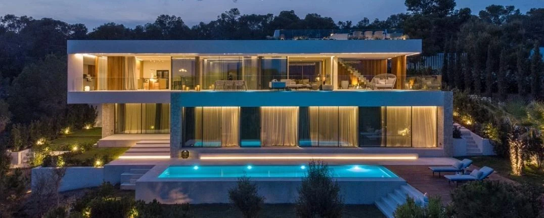 Magnífica villa de obra nueva con un espectacular diseño y vistas al bello paisaje en Cala Vinyas
