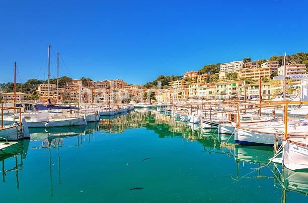Modern newly built flat in a privileged front line location in the Port of Sóller.
