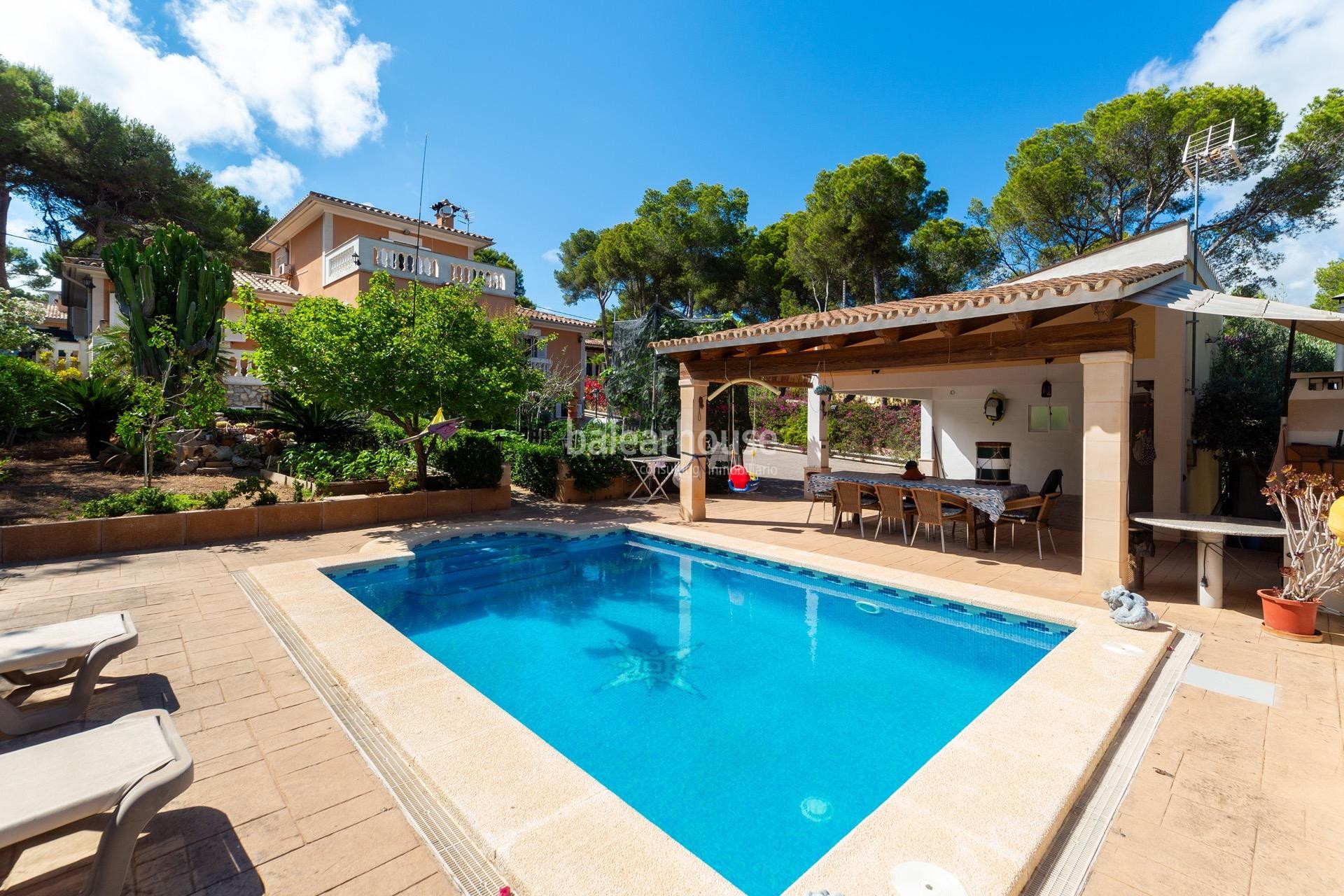 Schöne Villa mit großem Gartenbereich, Pool und unverbaubarem Bergblick in Santa Ponsa
