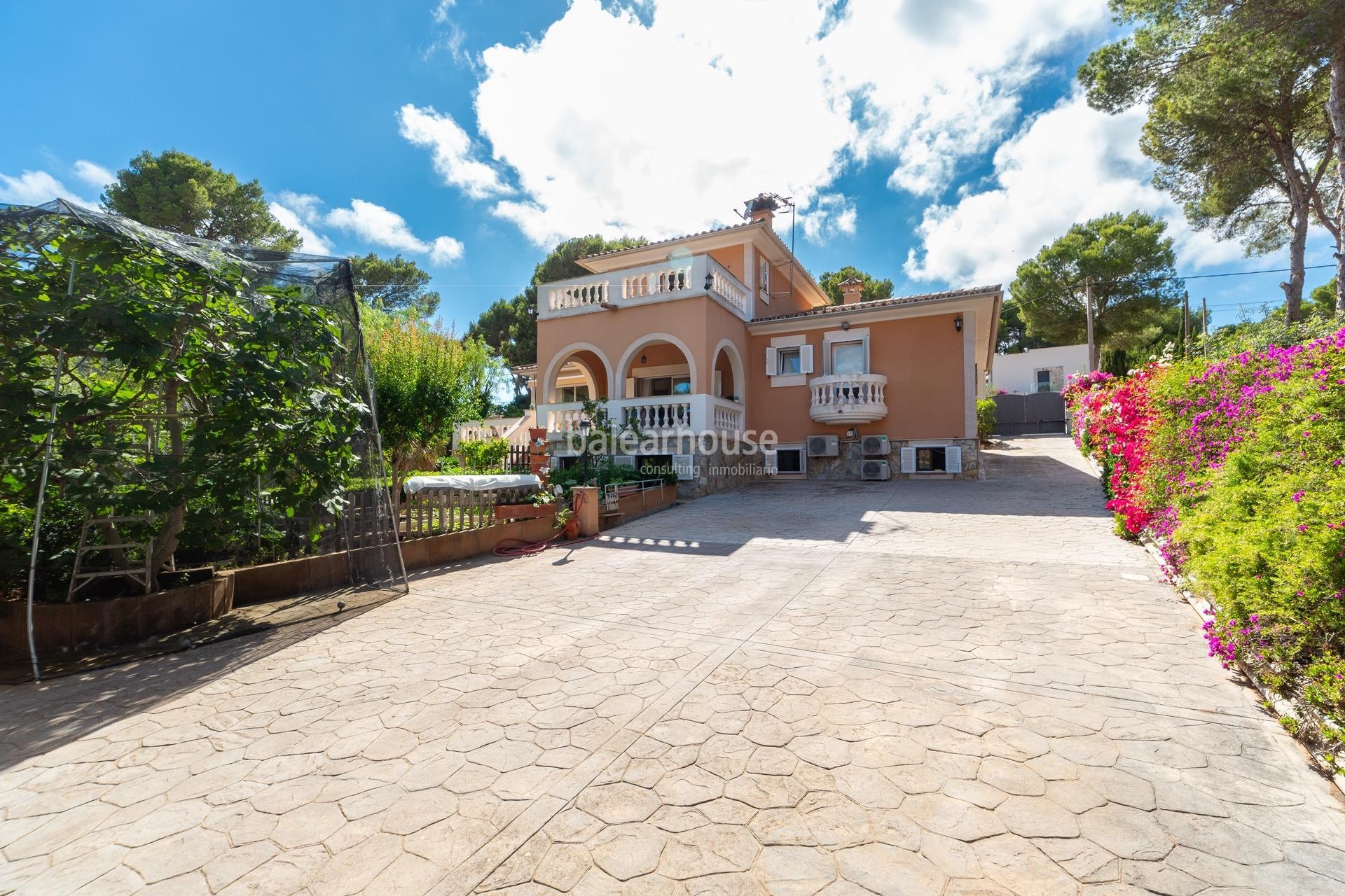 Nice villa with large garden area, pool and unobstructed mountain views in Santa Ponsa