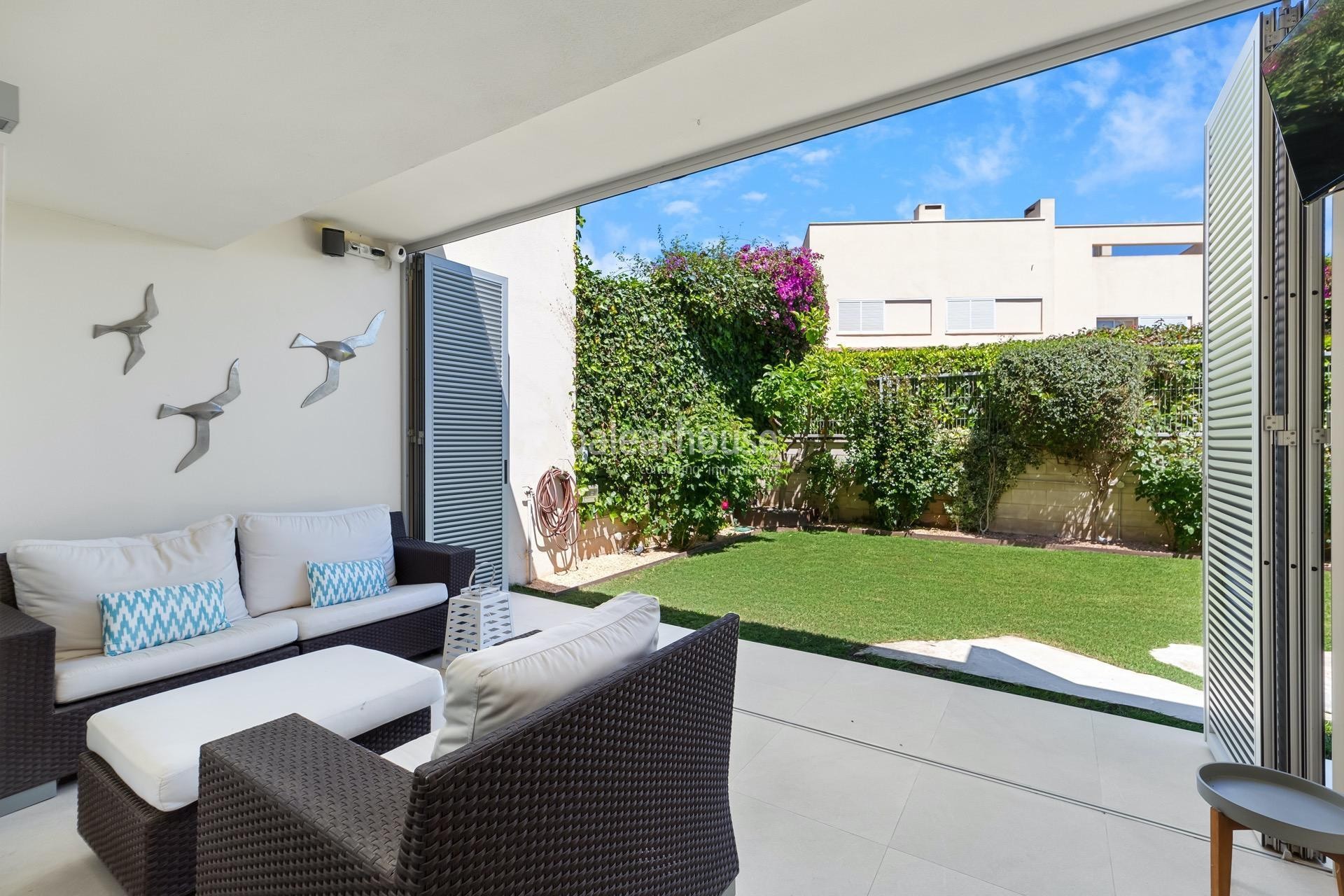 Moderna Villa in der grünen Gegend von Sa Teulera mit privaten Terrassen und Garten