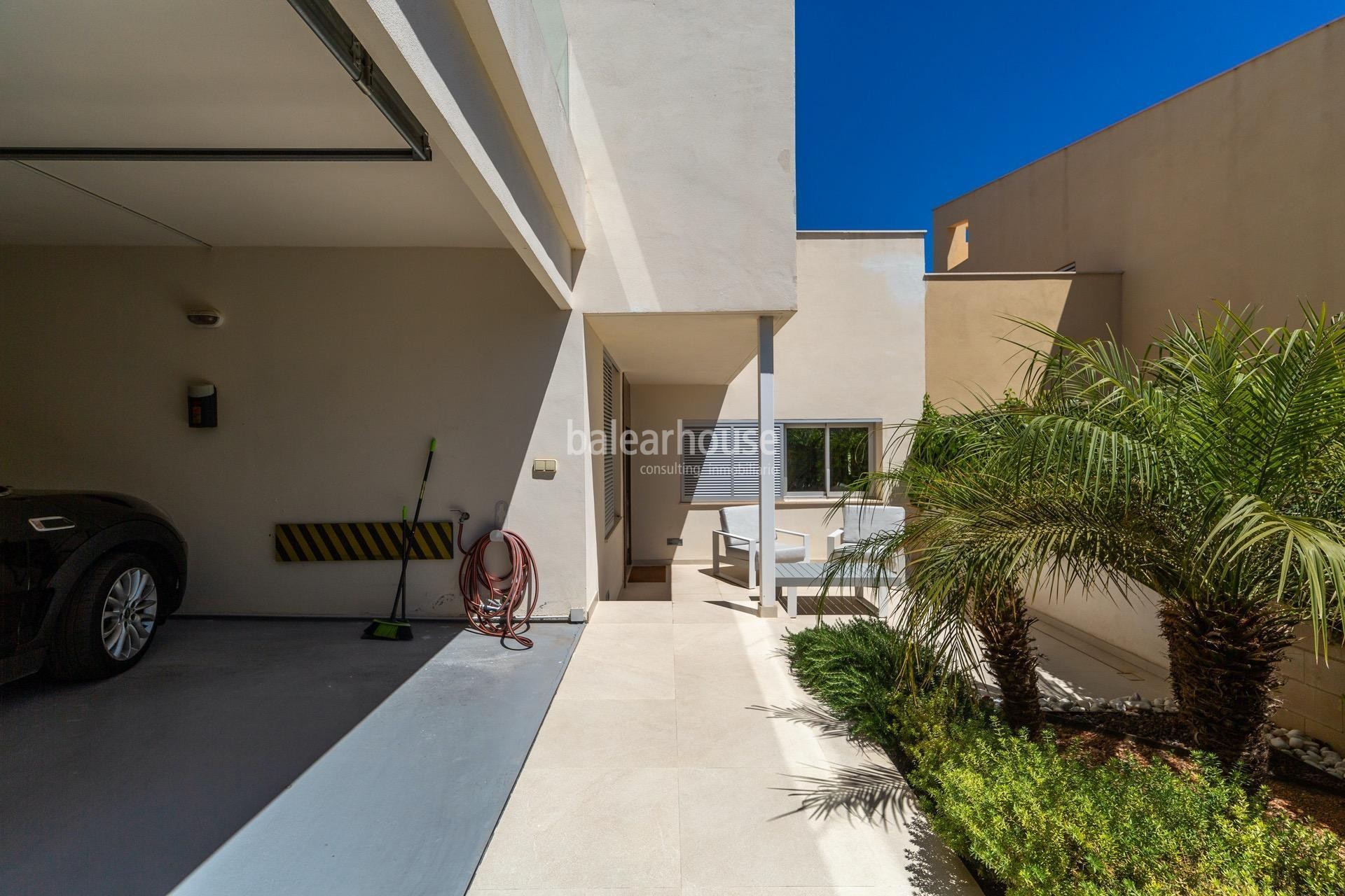Moderna villa located in the green area of Sa Teulera with private terraces and garden